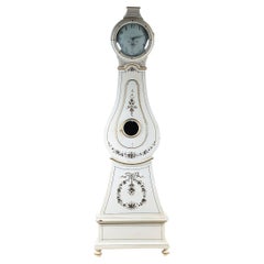 Horloge Mora suédoise ancienne blanche du début des années 1800 avec détails sculptés 218 cm peints à la main 