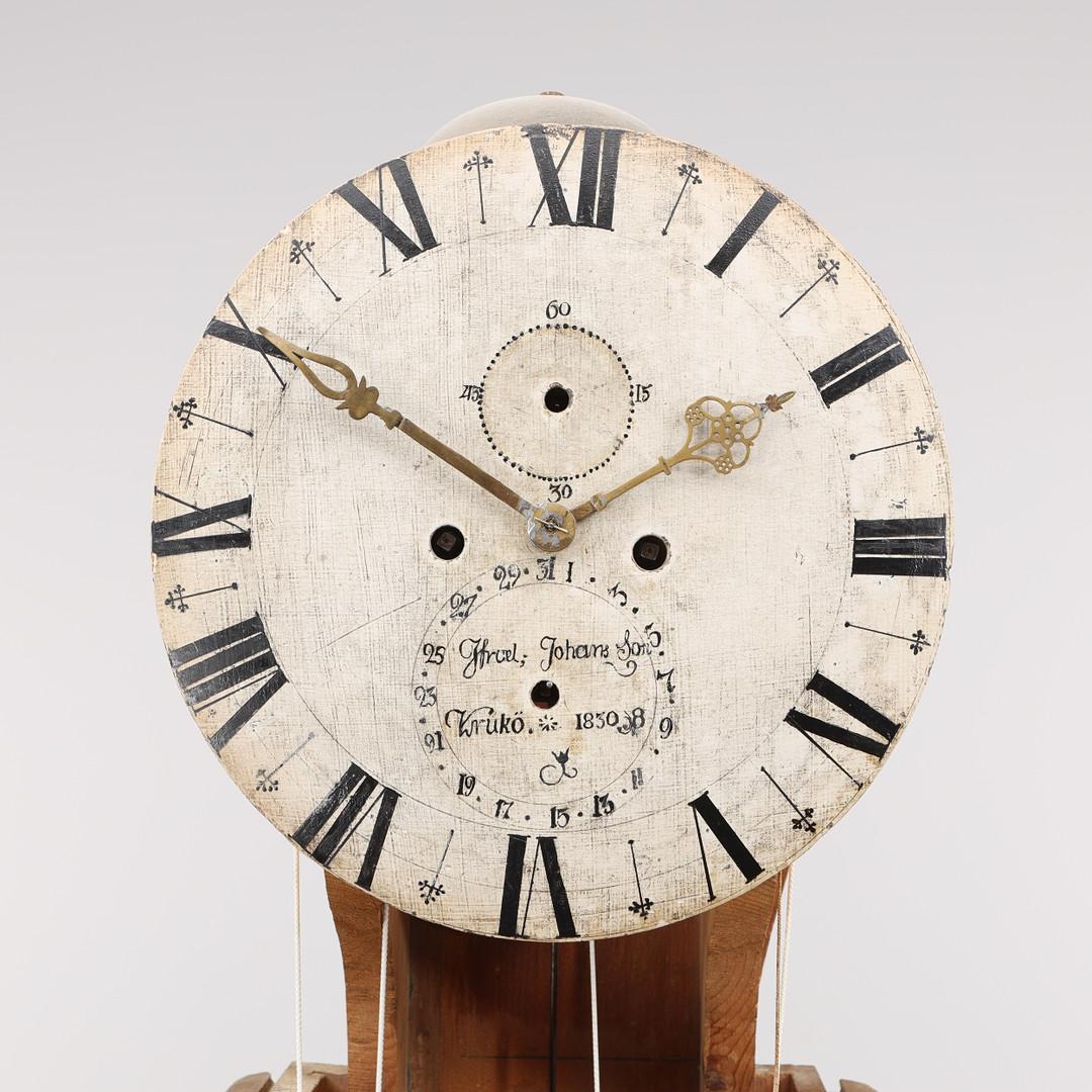 Schwedische antike Mora-Uhr Weiß frühe 1800er Jahre Tauben Detail 235cm Kruko (Gustavianisch) im Angebot