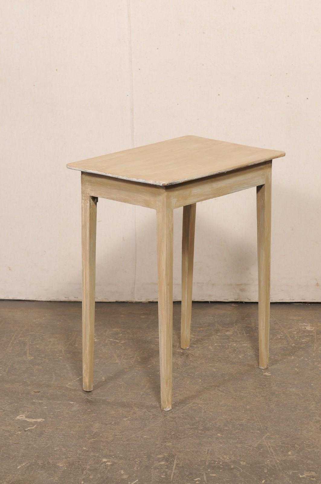 Table d'appoint suédoise en bois ancien peint avec pieds élastiques en vente 4