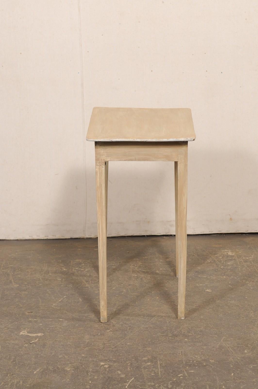 Table d'appoint suédoise en bois ancien peint avec pieds élastiques en vente 5