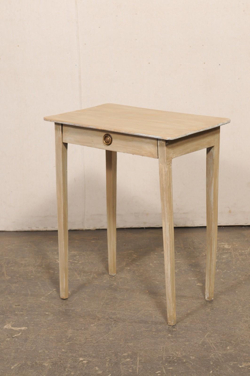 Table d'appoint suédoise en bois ancien peint avec pieds élastiques en vente 6