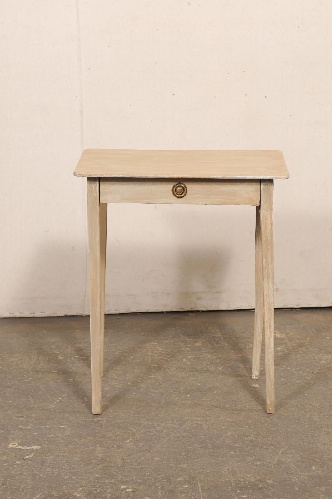 Table d'appoint suédoise en bois ancien peint avec pieds élastiques en vente 7