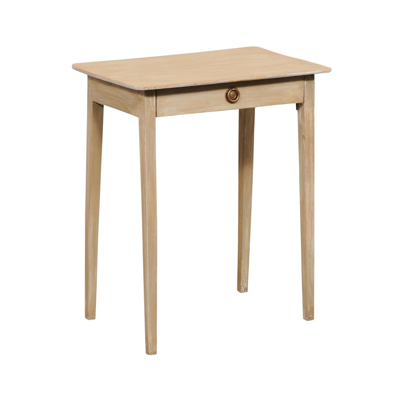 Table d'appoint suédoise en bois peint avec tiroir, du début du 20e siècle. Cette table ancienne de Suède a été conçue avec de belles lignes épurées, et possède un plateau de forme rectangulaire, au-dessus d'un tablier qui abrite un seul tiroir, et