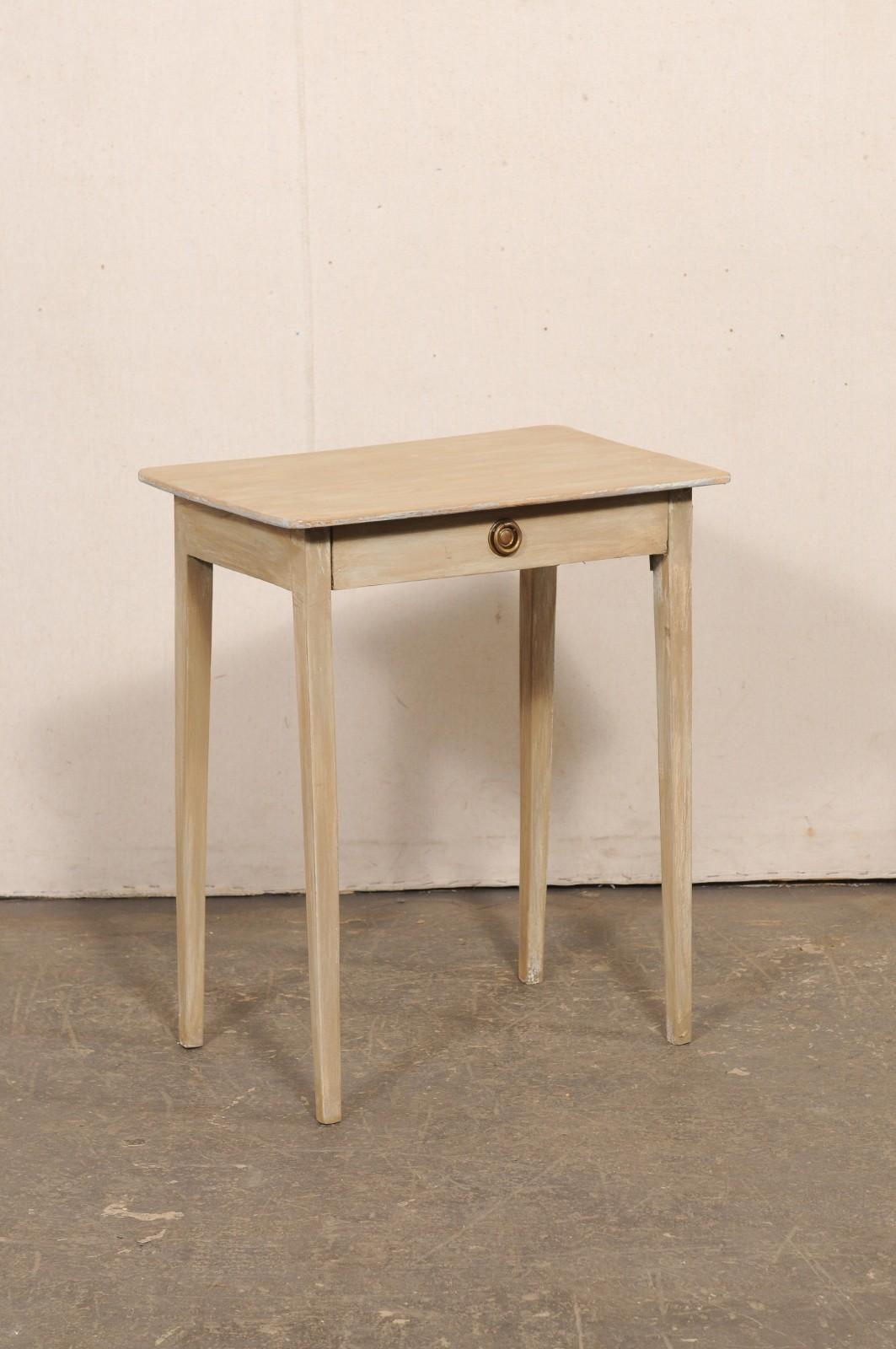 Suédois Table d'appoint suédoise en bois ancien peint avec pieds élastiques en vente