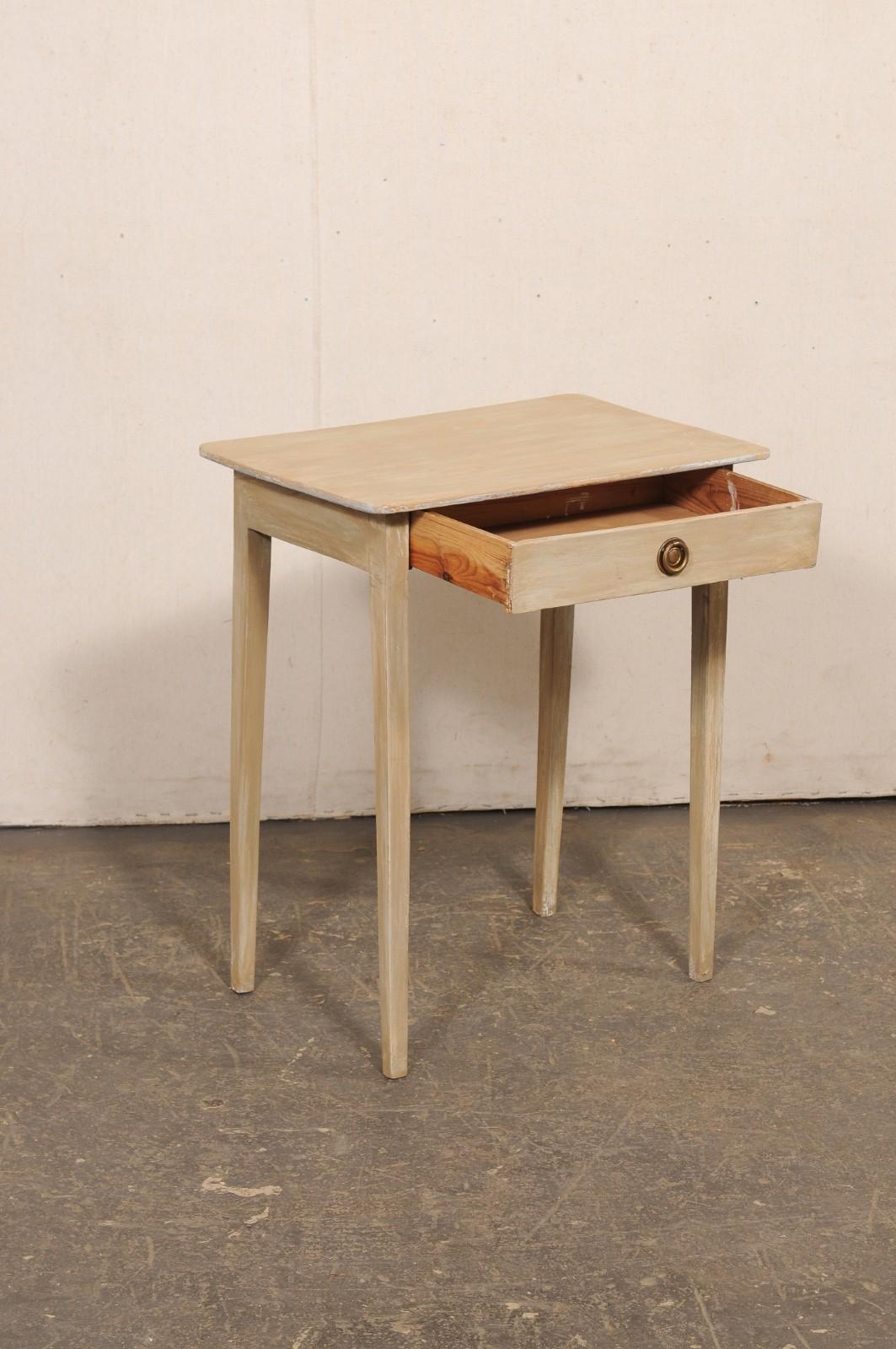 Table d'appoint suédoise en bois ancien peint avec pieds élastiques Bon état - En vente à Atlanta, GA