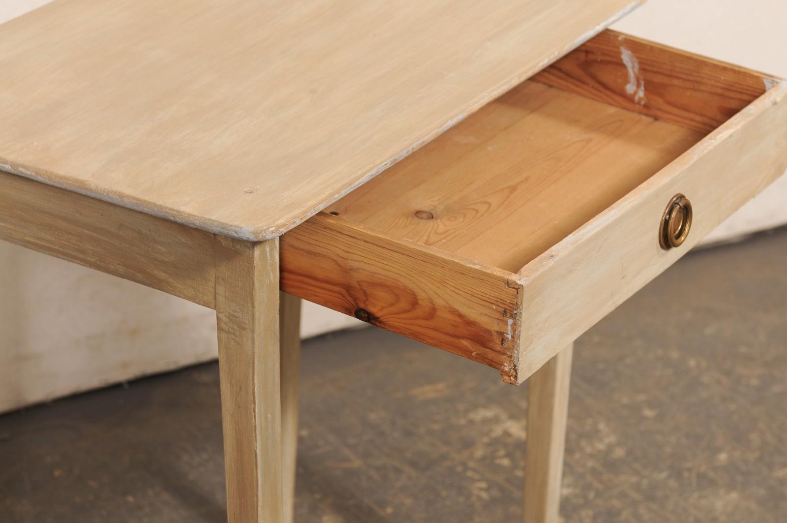 20ième siècle Table d'appoint suédoise en bois ancien peint avec pieds élastiques en vente