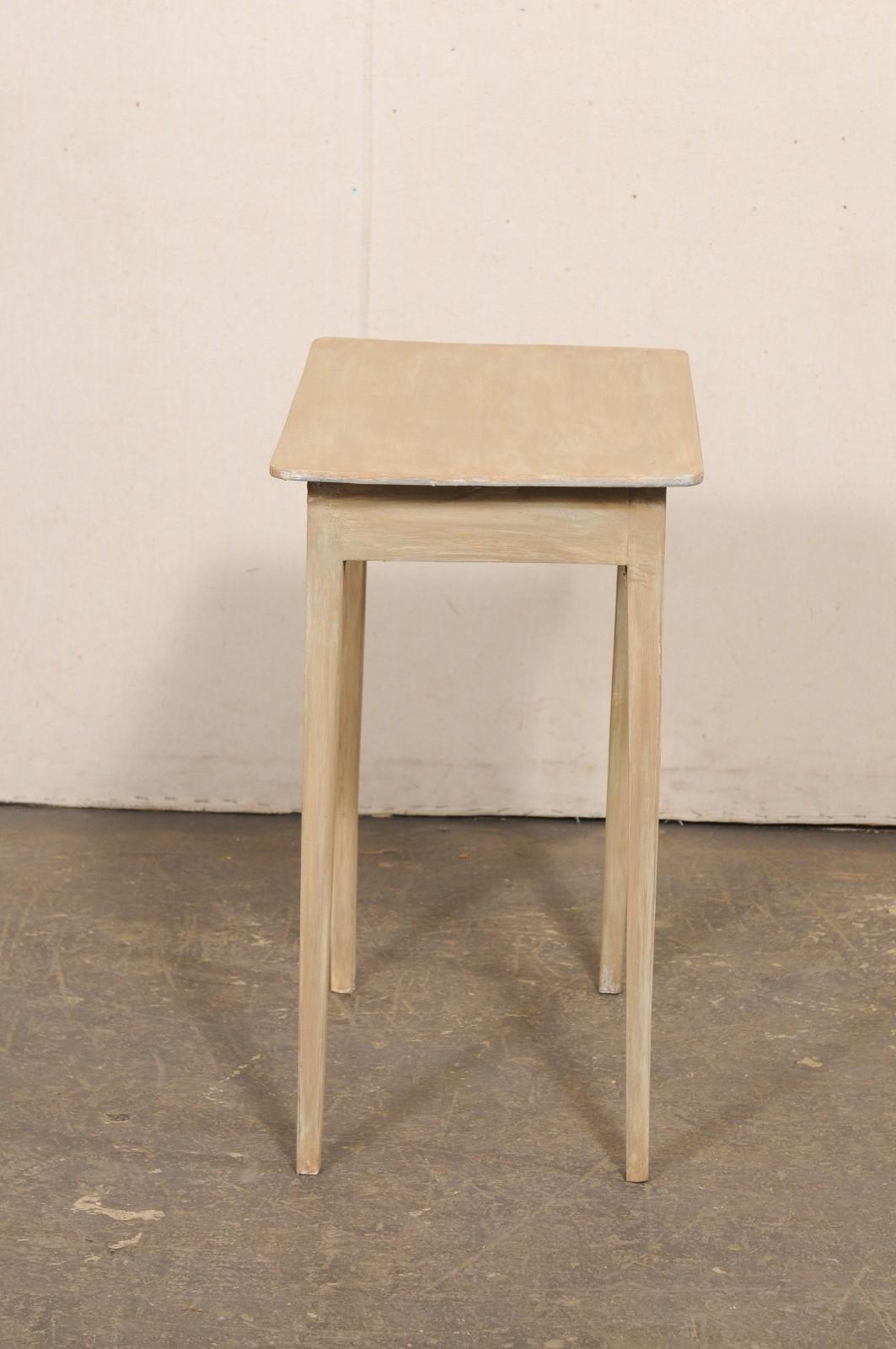 Table d'appoint suédoise en bois ancien peint avec pieds élastiques en vente 1