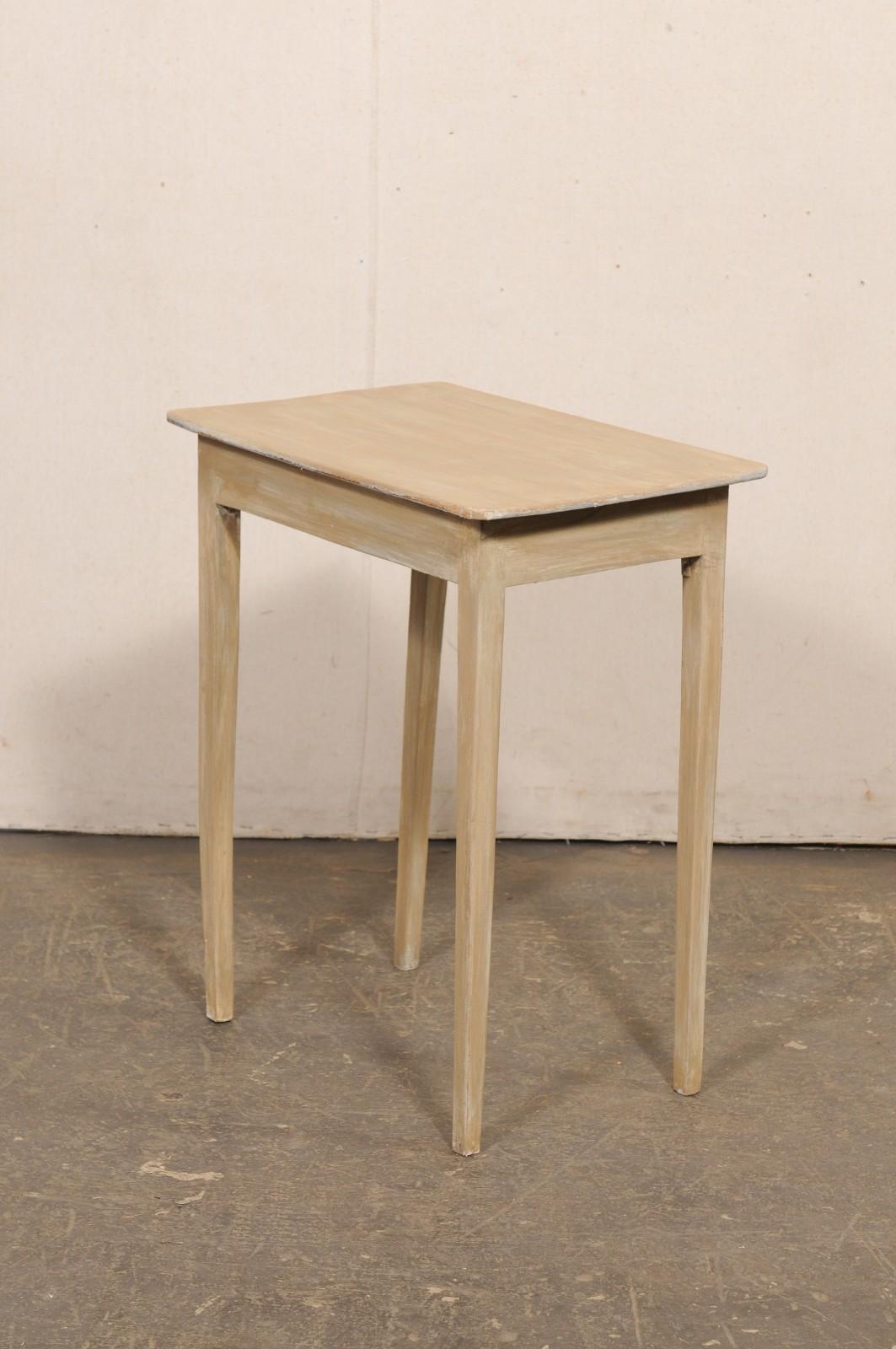 Table d'appoint suédoise en bois ancien peint avec pieds élastiques en vente 2