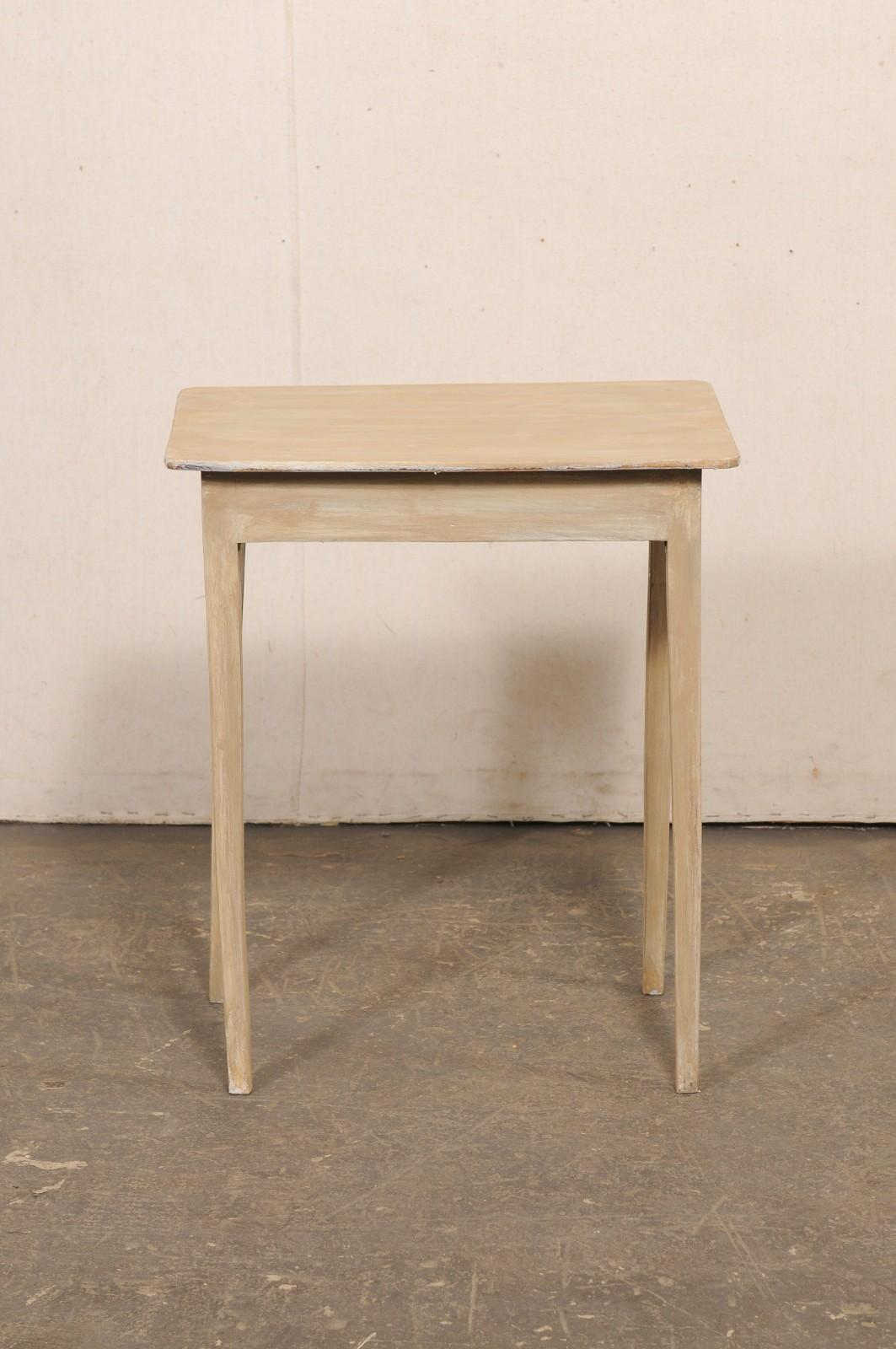 Table d'appoint suédoise en bois ancien peint avec pieds élastiques en vente 3