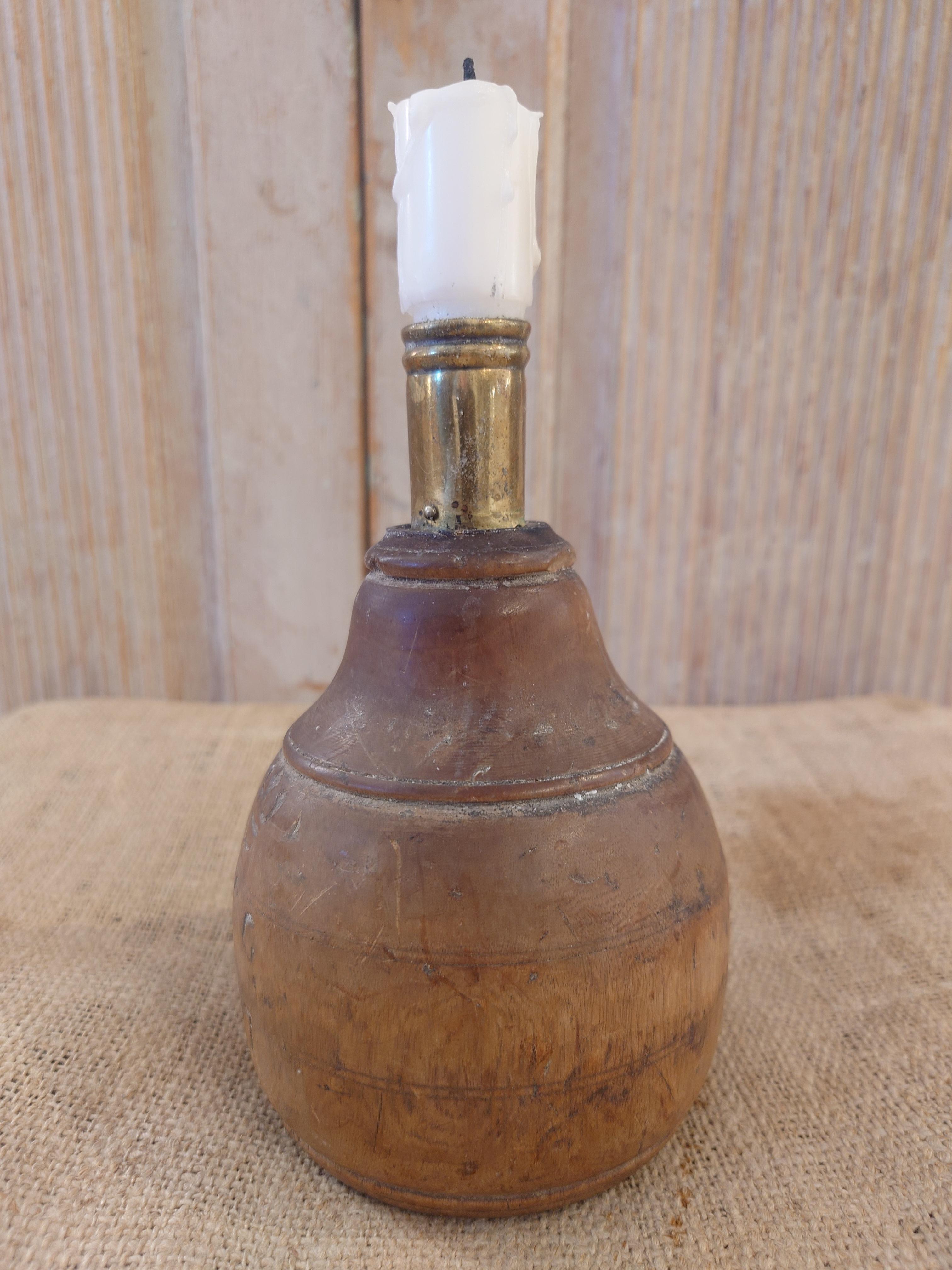  A old antique swedish 18th century candlestick .
Dated 1827
Very charming and solid.
Lovely patina and very genuine.
Made in wood & brass.