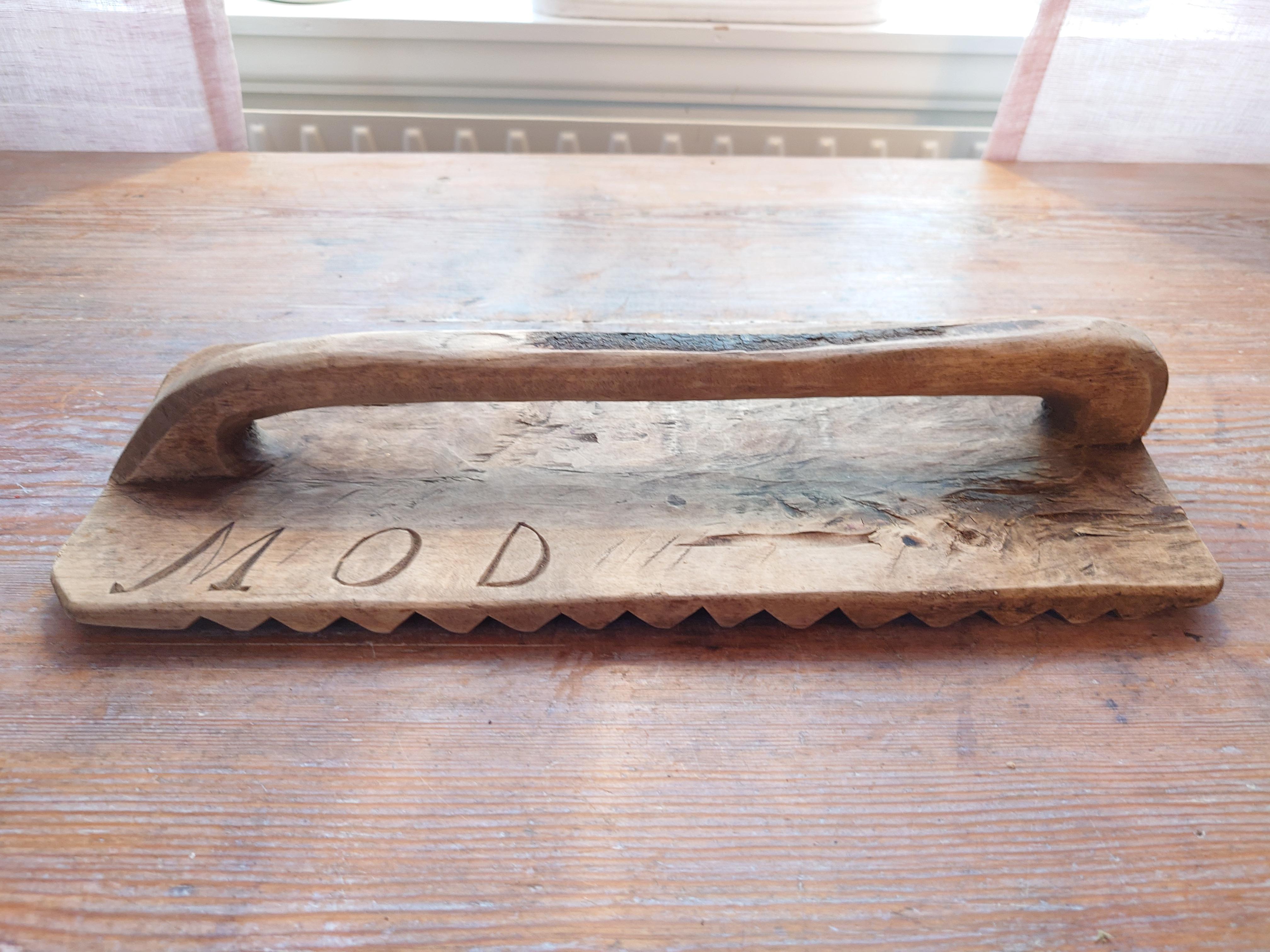 Intagliato a mano Antico svedese  rustico genuino folk Art Lavaggio  consiglio datato  1862 in vendita