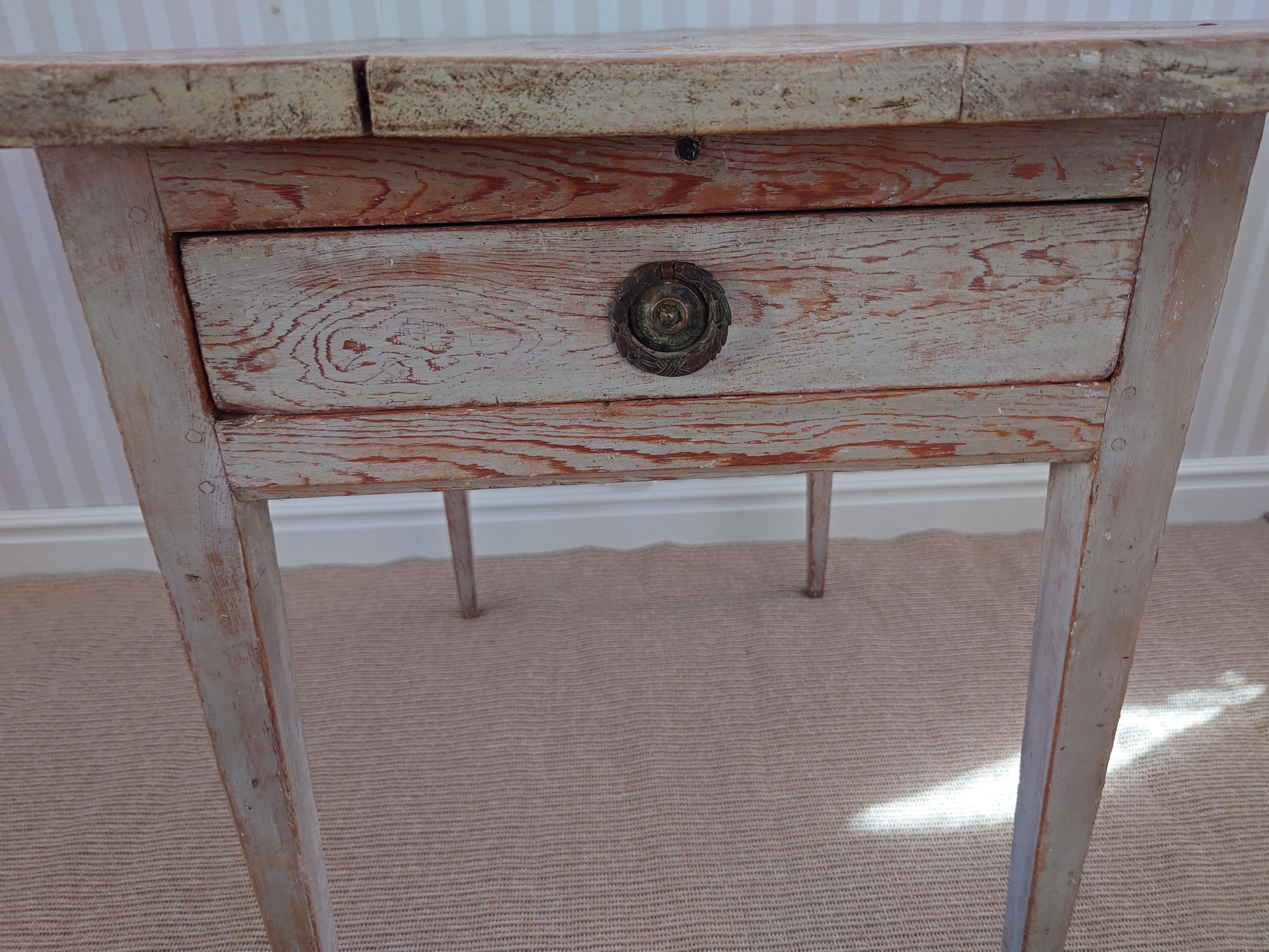 Antiquités suédoises  rustique authentique  Table gustavienne avec peinture d'origine en vente 6