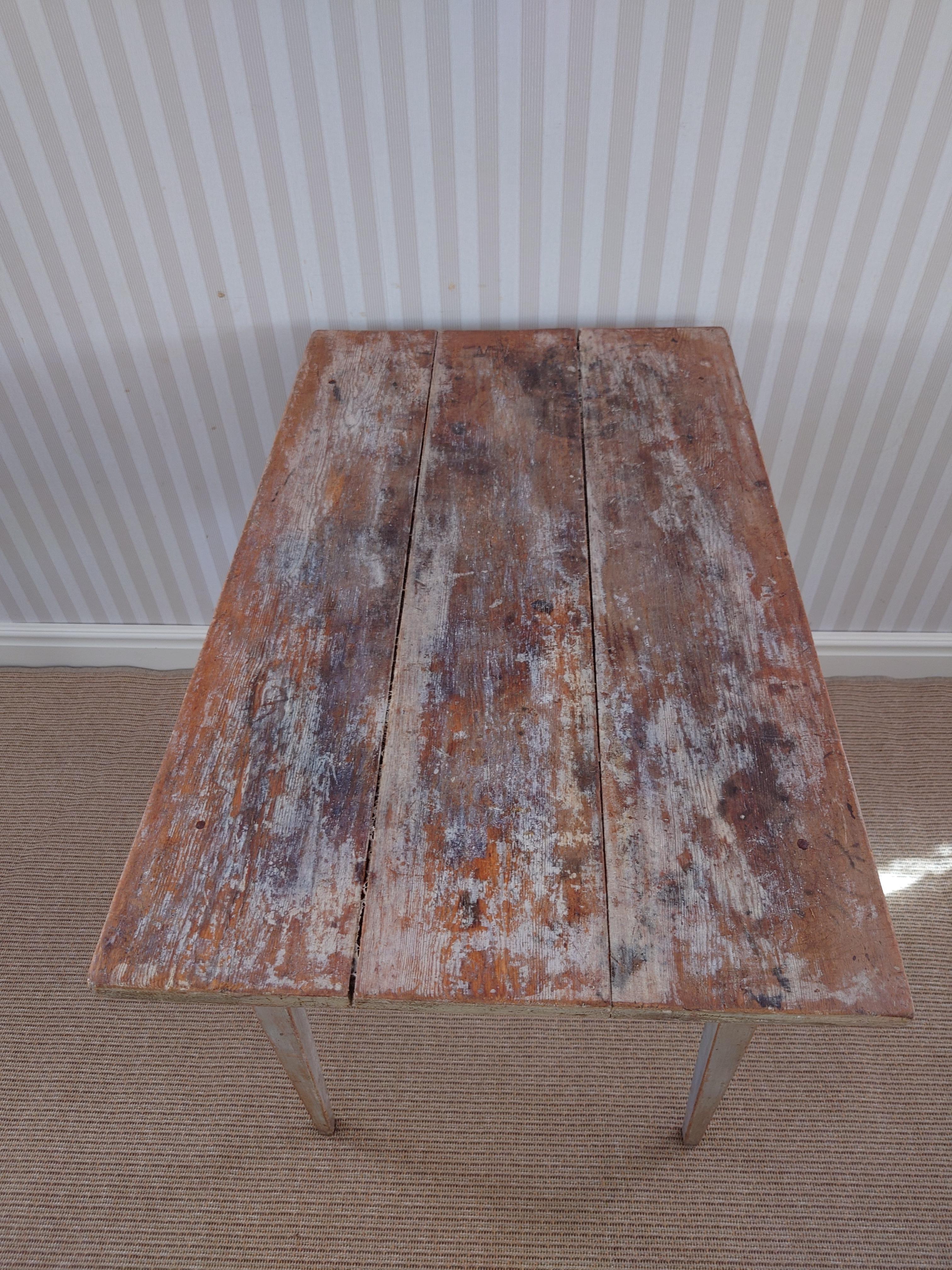 Antiquités suédoises  rustique authentique  Table gustavienne avec peinture d'origine en vente 11