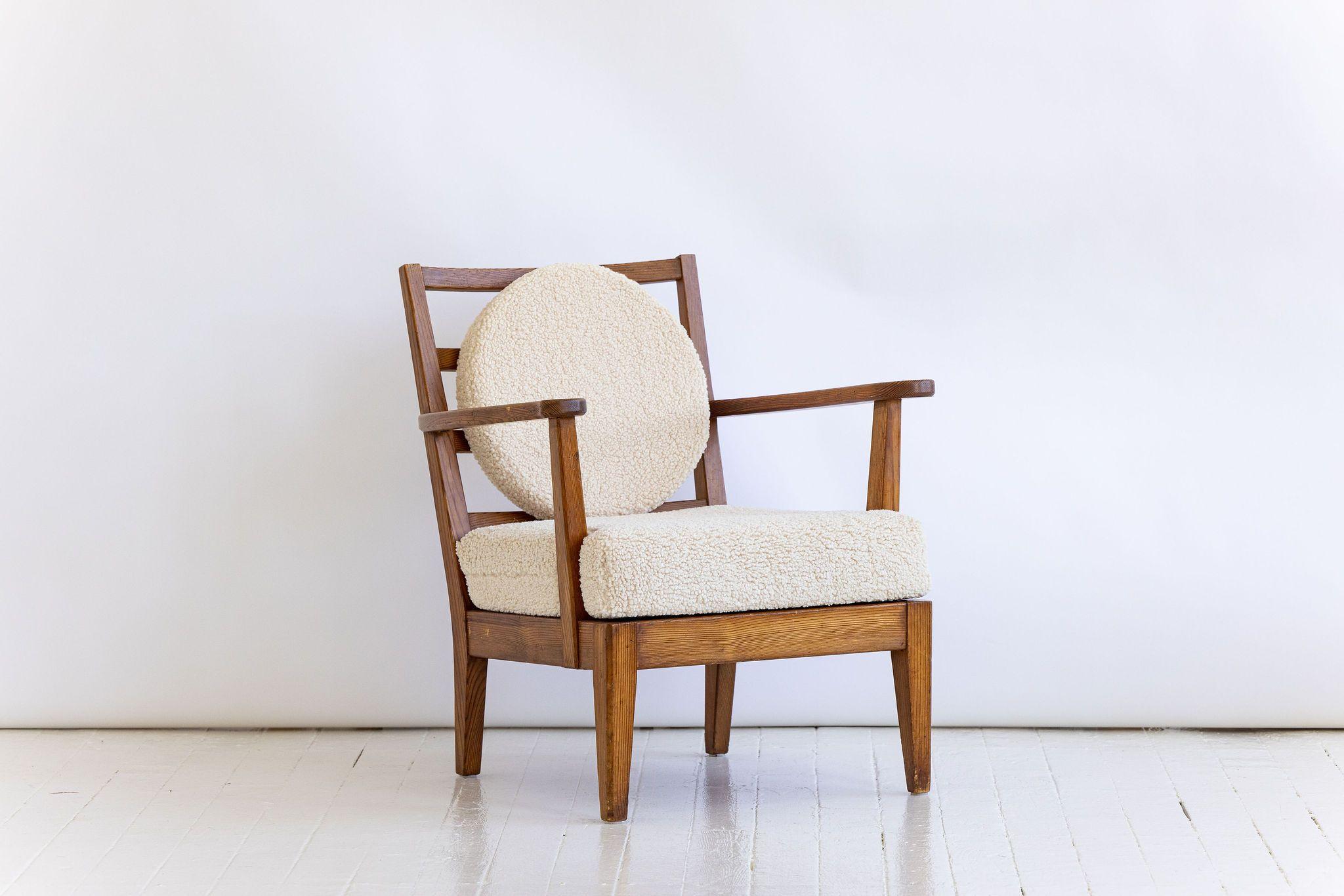 Finish
-White oak
-Ivory Boucle Fabric

Dimensions
26”W x 26.5”D x 30”H
Seat Height - 16”

Item must be White Glove delivered or crated