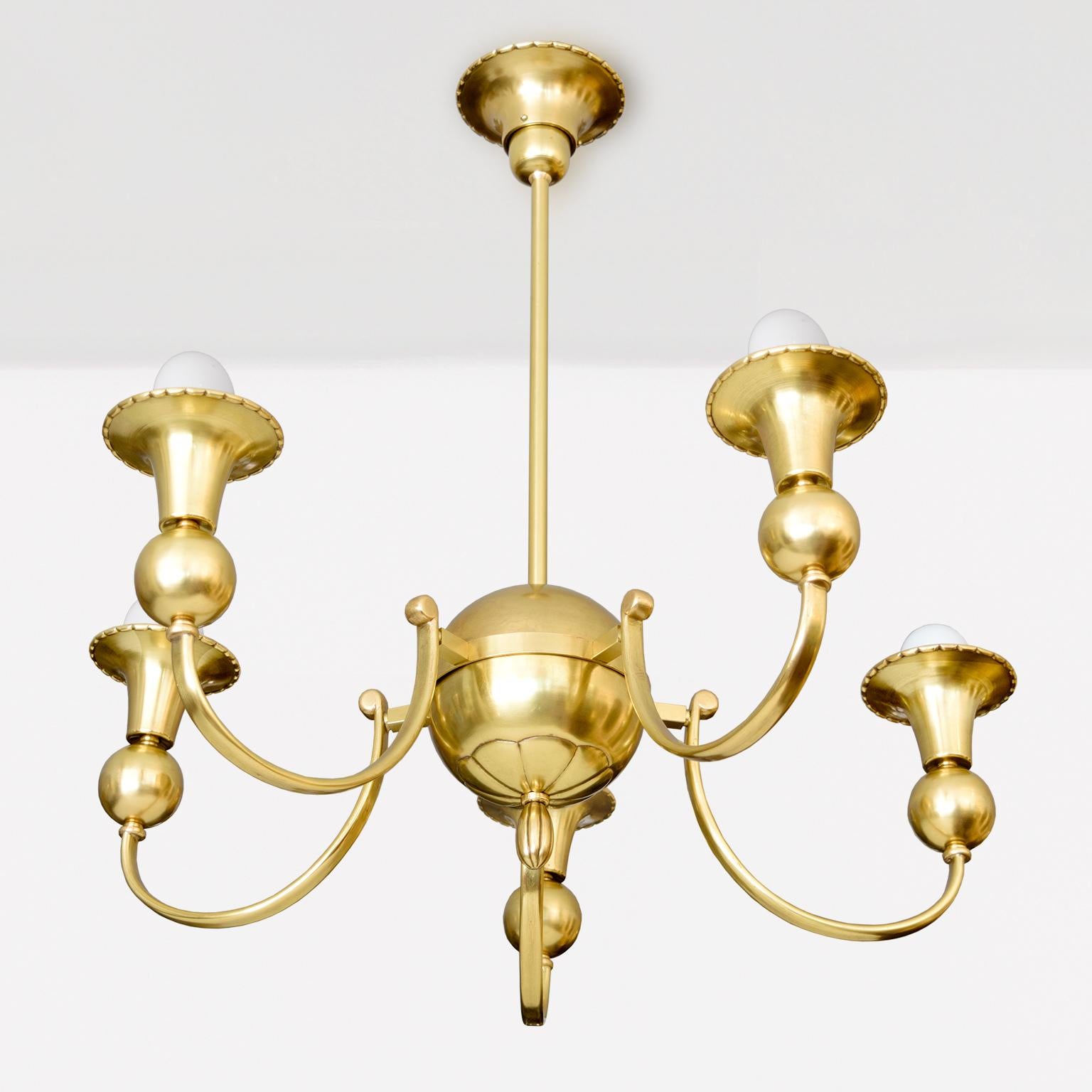 Art Déco Lampadario svedese Art Deco a 5 bracci in ottone lucido in vendita