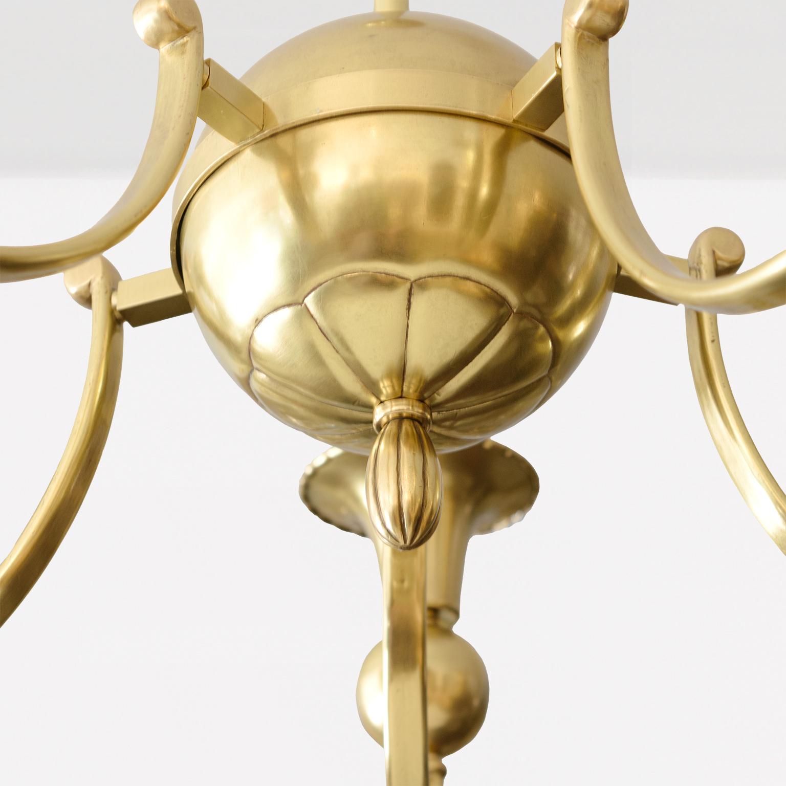 Lucidato Lampadario svedese Art Deco a 5 bracci in ottone lucido in vendita