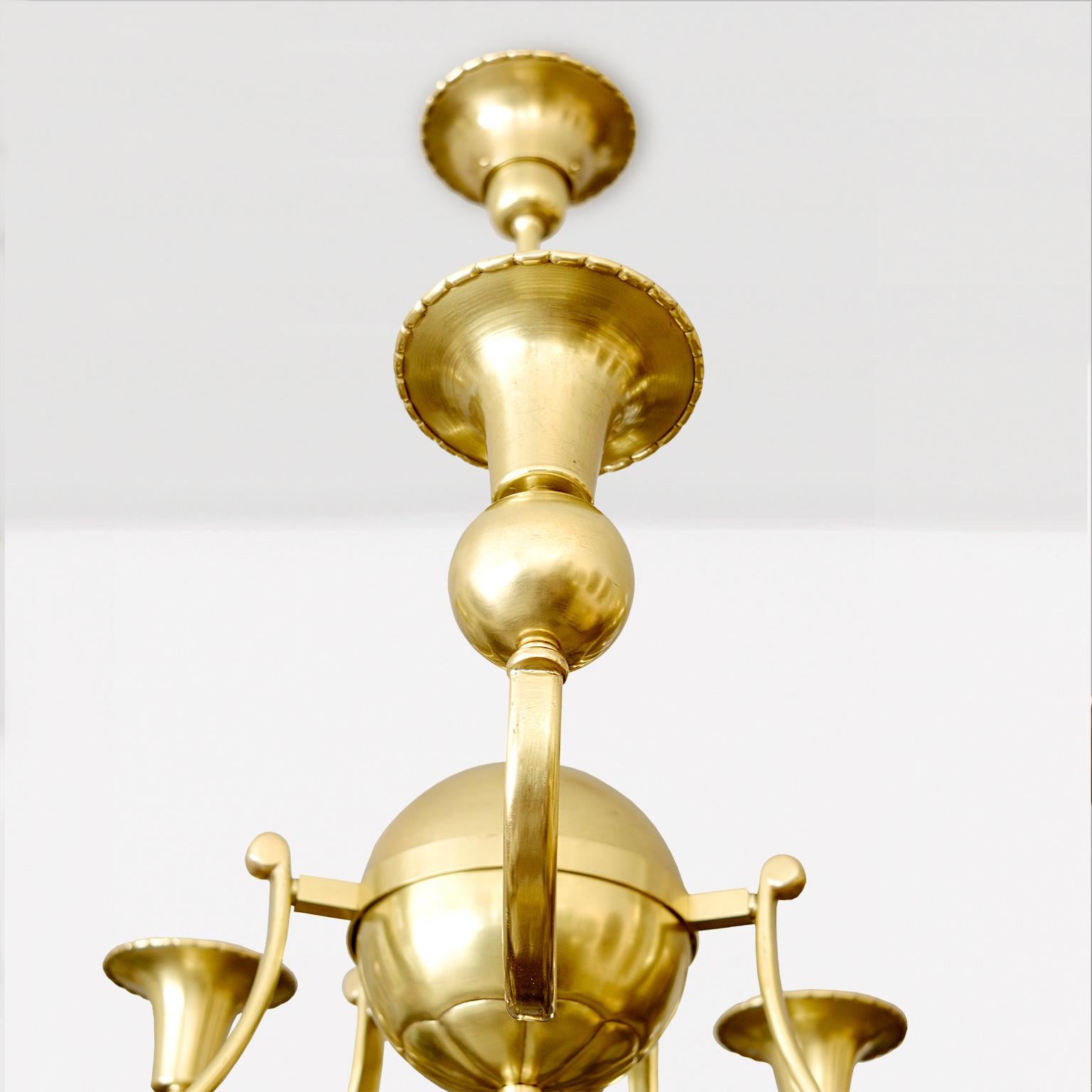 Metà XX secolo Lampadario svedese Art Deco a 5 bracci in ottone lucido in vendita