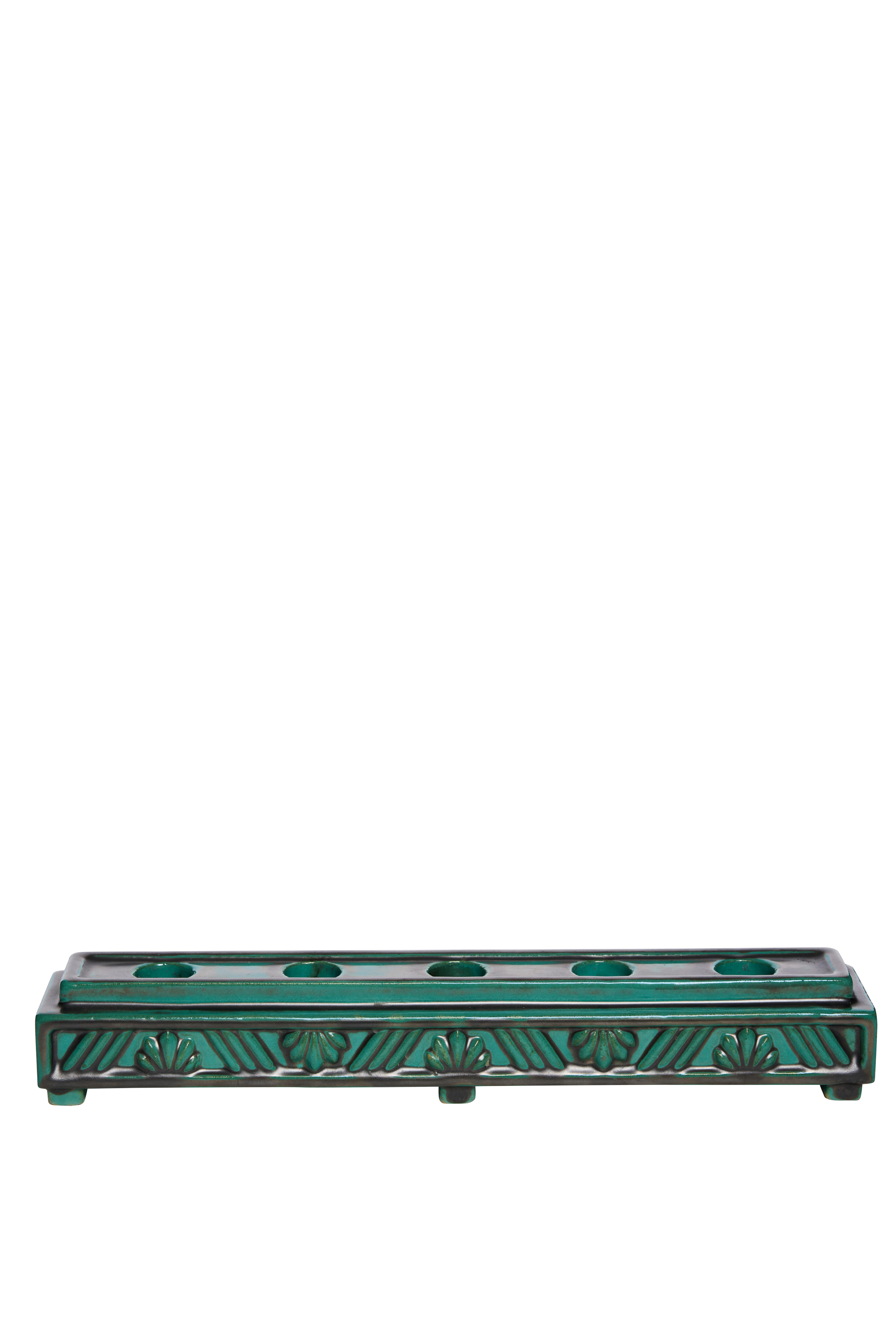 Straordinario portacandele in ceramica a cinque luci prodotto da S:t Eriks Lervarufabriker, Svezia, negli anni '30. Un pezzo raro del primo periodo dell'Art Déco svedese, caratterizzato dall'iconico smalto all'ossido di rame dell'azienda,