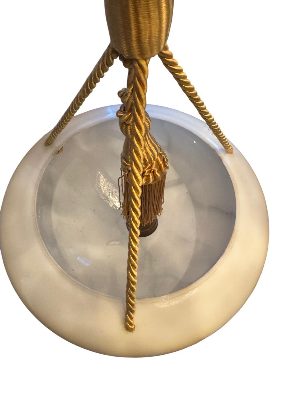 Lámpara colgante sueca art déco de cristal de alabastro con detalles de cuerda dorada, 19 Art Decó en venta
