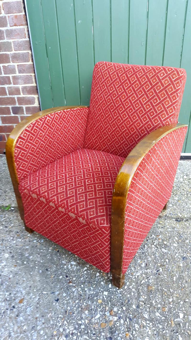 Einzelner schwedischer Art Deco Sessel aus der Art Deco Periode mit goldenen Bugholzarmen aus Birke in einer reichen honigfarbenen Schellackpolitur. Sie ist strukturell solide.

Die extra tiefen, voll gefederten Sitze dieser Sessel sorgen für ein