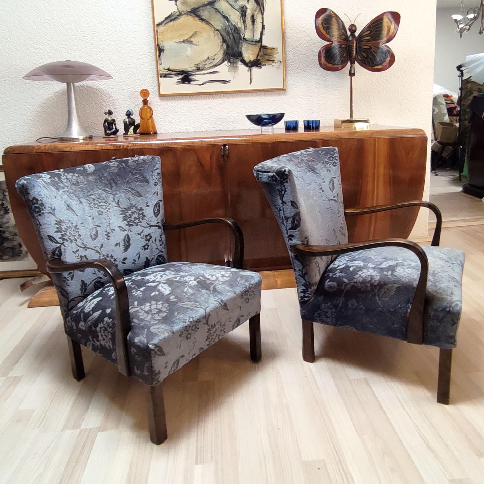 A beautiful pair of Swedish Art Deco armchairs, open wood arms, rounded backrest, sprung seat, 1940s
Good overall condition, stable, wear to the wood, with a good waxing could be used as they are, otherwise a soft retouch would be just fine;