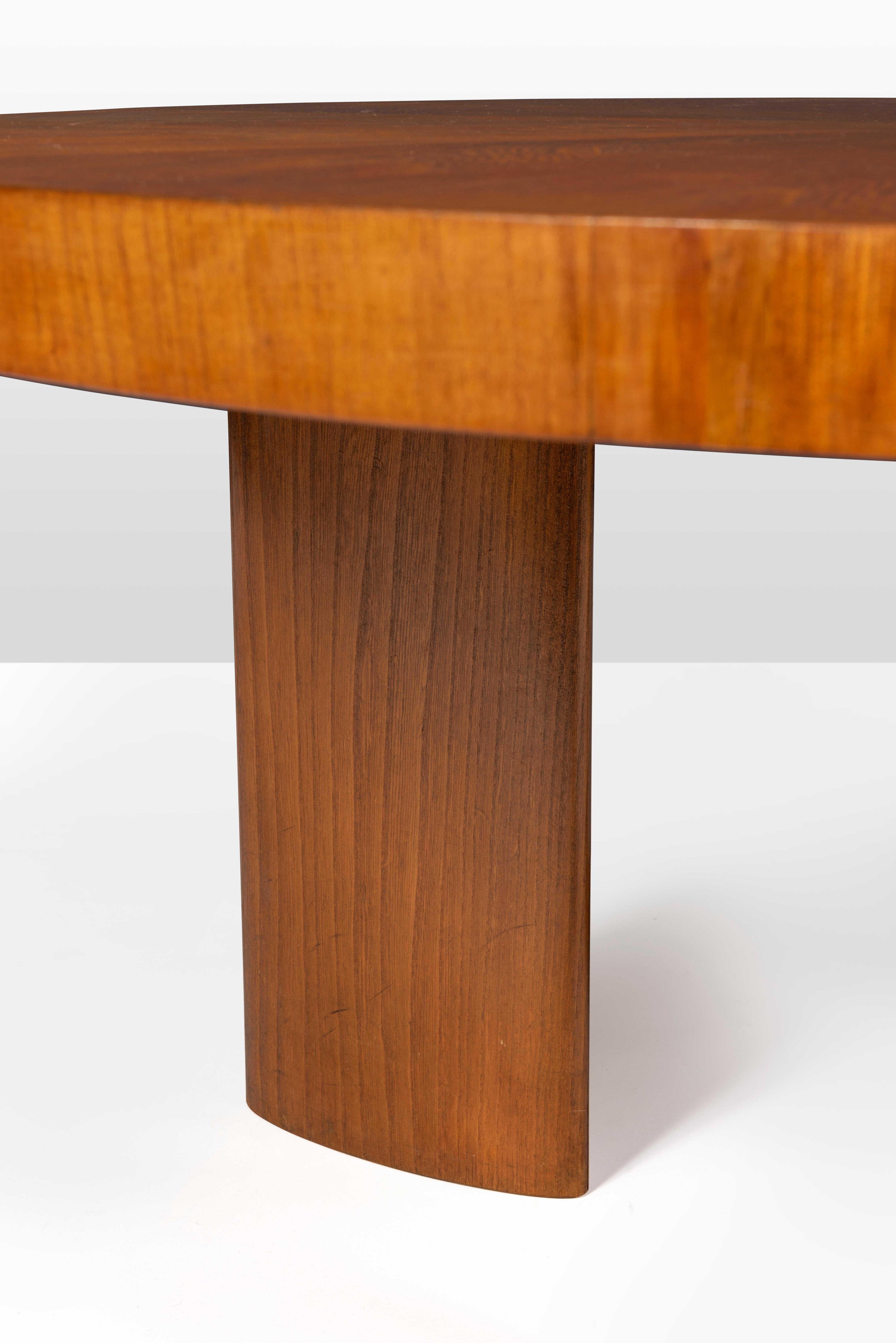 This table is from the Birka series. The Swedish modernist Axel-Einar Hjorth was a architect and industrial designer and is best know for his modern reduced design. He contributed significantly to the reputation and international breakthrough of