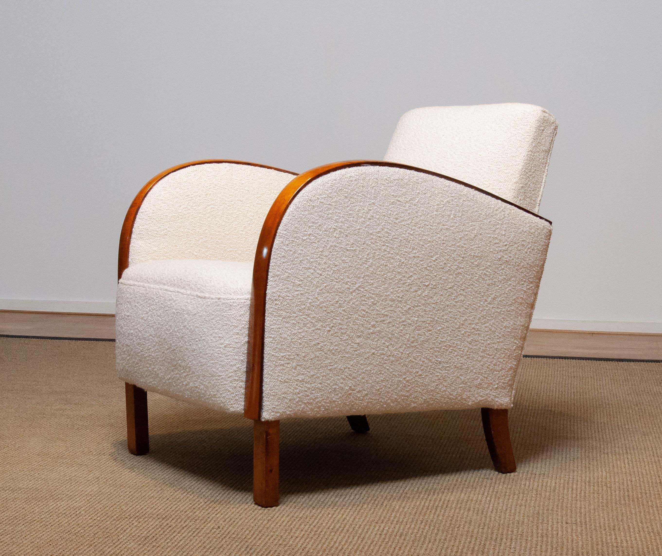 Swedish Art Deco / Biedermeier Lounge Chair in White Bouclé and Walnut Armrests In Good Condition In Silvolde, Gelderland