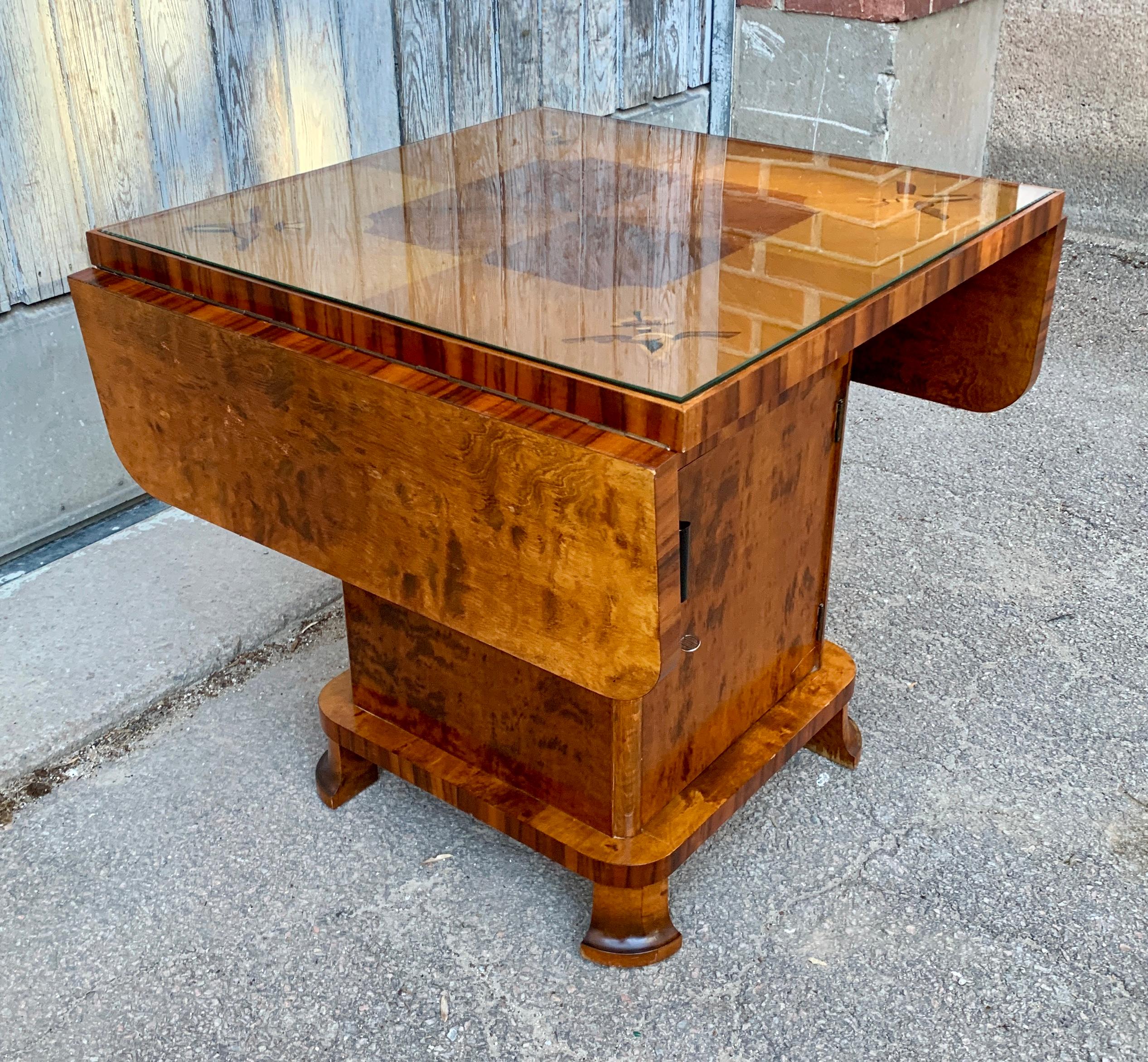 Schwedischer Art-Déco-Cocktailtisch aus Birke mit Intarsienarbeit im Angebot 8