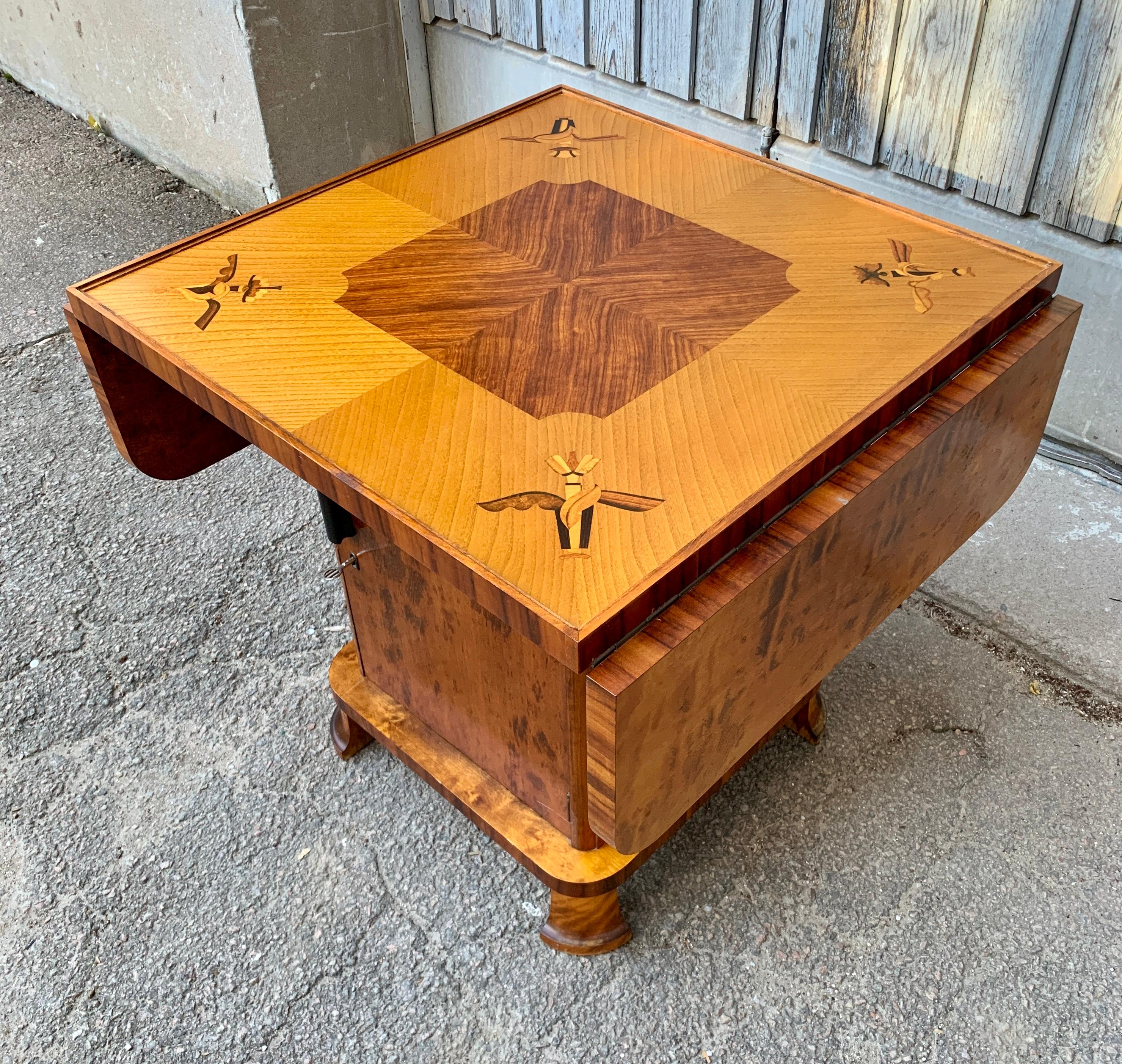 Schwedischer Art-Déco-Cocktailtisch aus Birke mit Intarsienarbeit im Angebot 12
