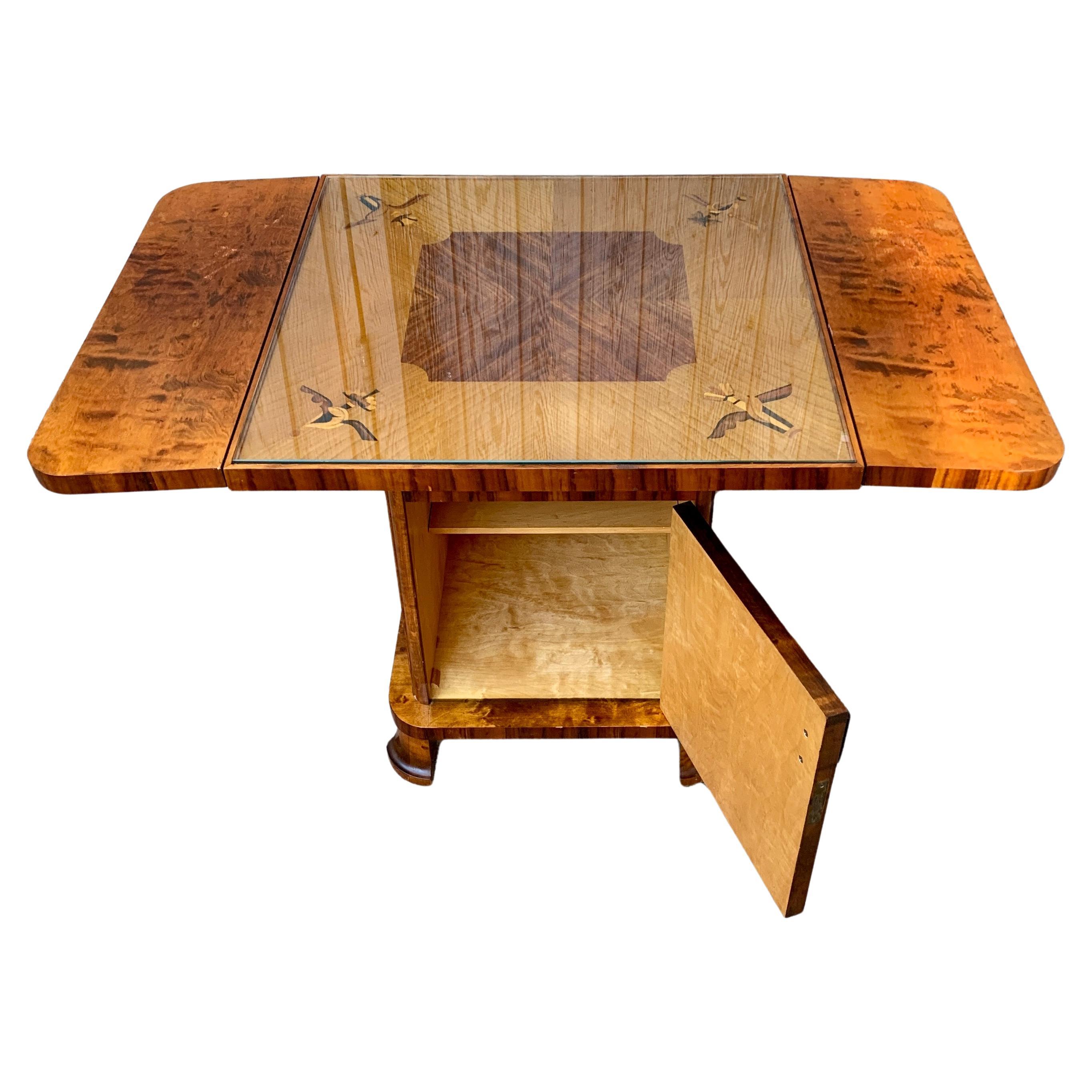 Schwedischer Art-Déco-Cocktailtisch aus Birke mit Intarsienarbeit (Art déco) im Angebot