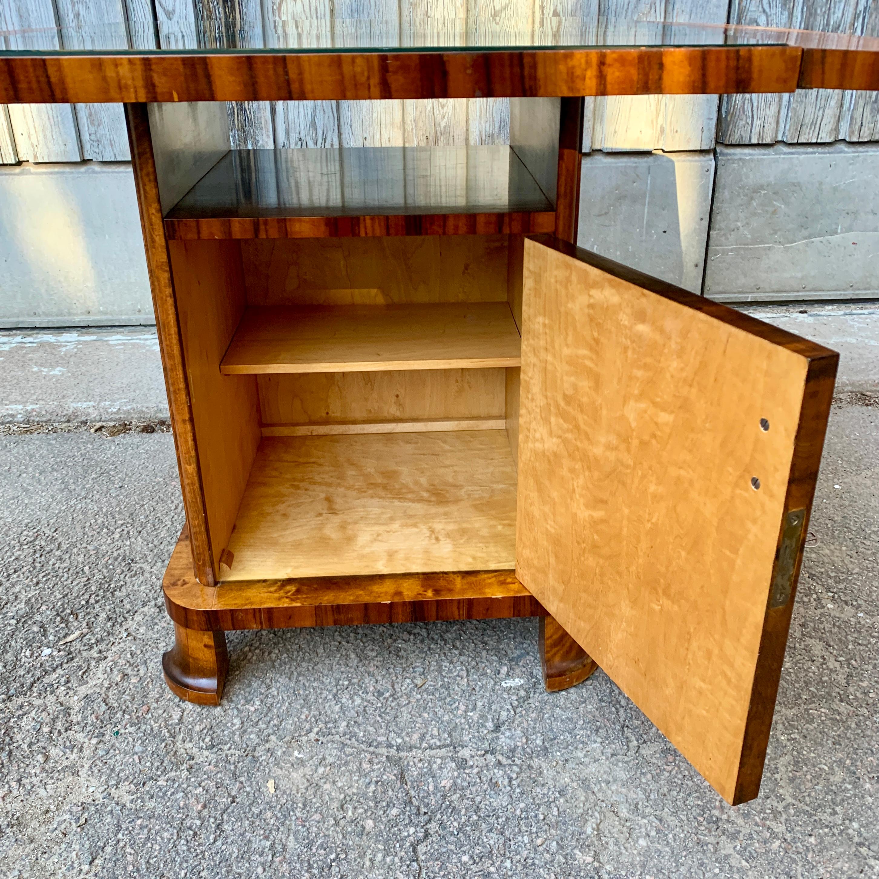 Schwedischer Art-Déco-Cocktailtisch aus Birke mit Intarsienarbeit im Angebot 1