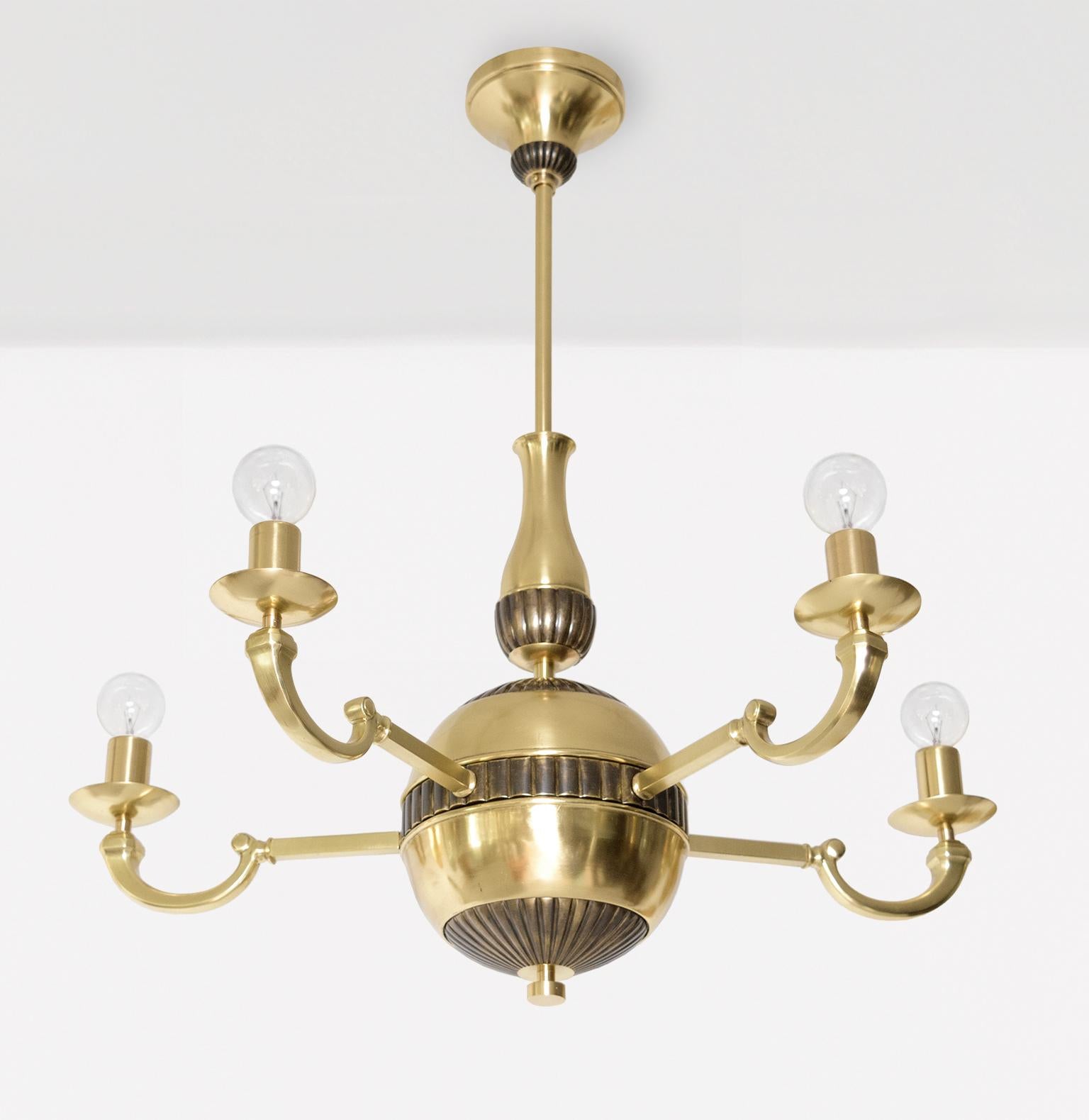 Art Déco Lampadario svedese Art Deco a 5 bracci in ottone con dettagli patinati in vendita
