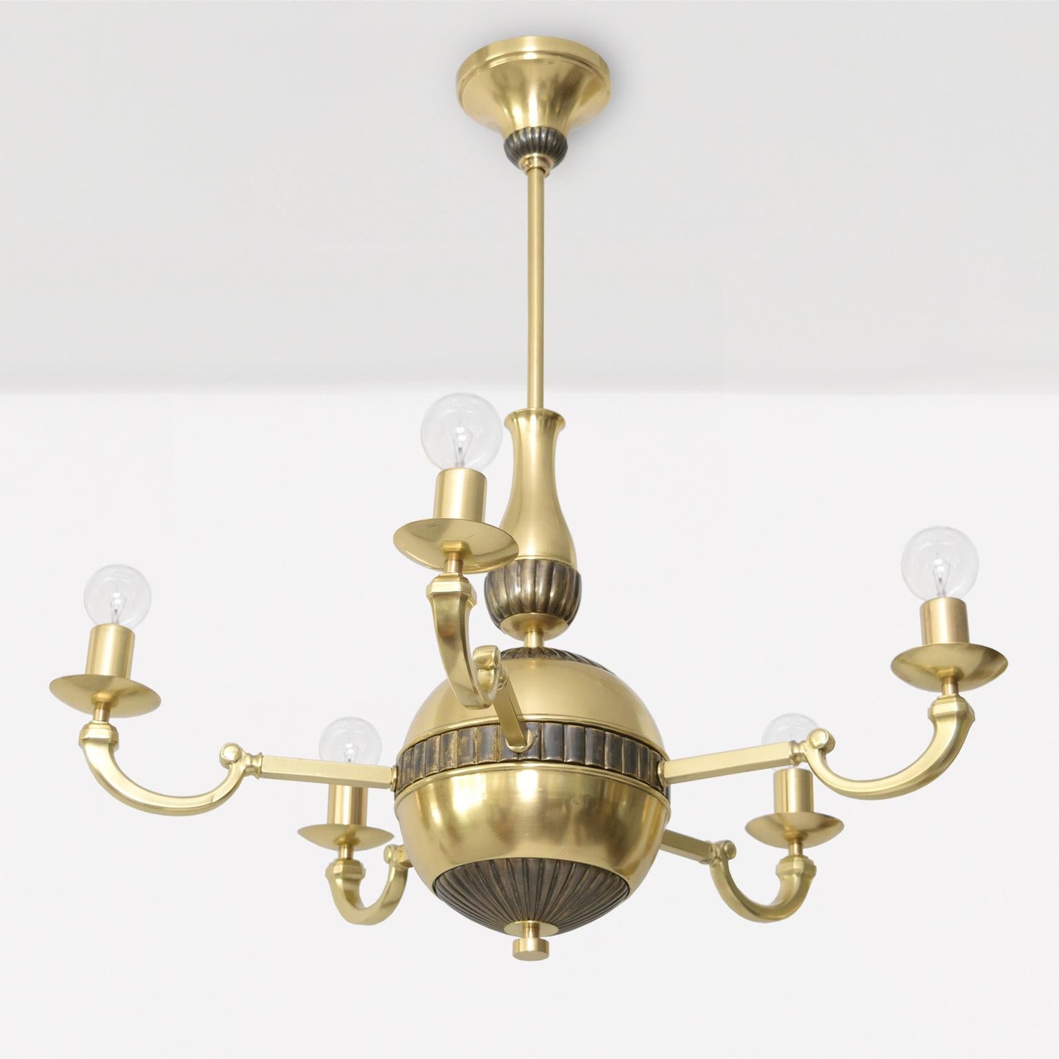 Lampadario svedese Art Deco a 5 bracci in ottone con dettagli patinati In condizioni ottime in vendita a New York, NY