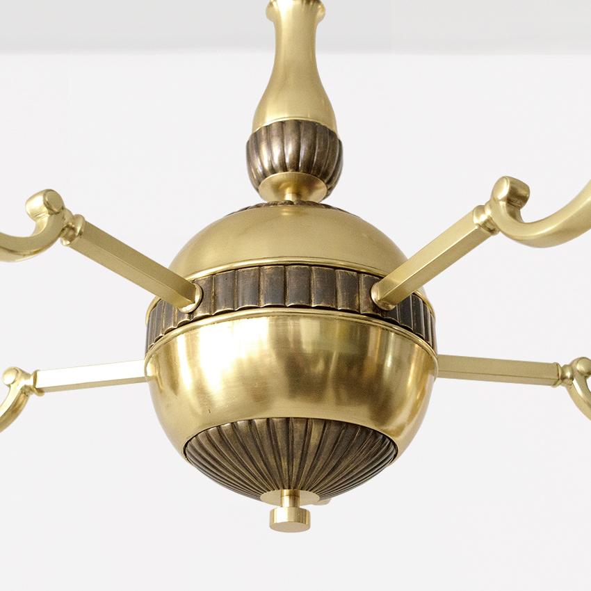 Metà XX secolo Lampadario svedese Art Deco a 5 bracci in ottone con dettagli patinati in vendita