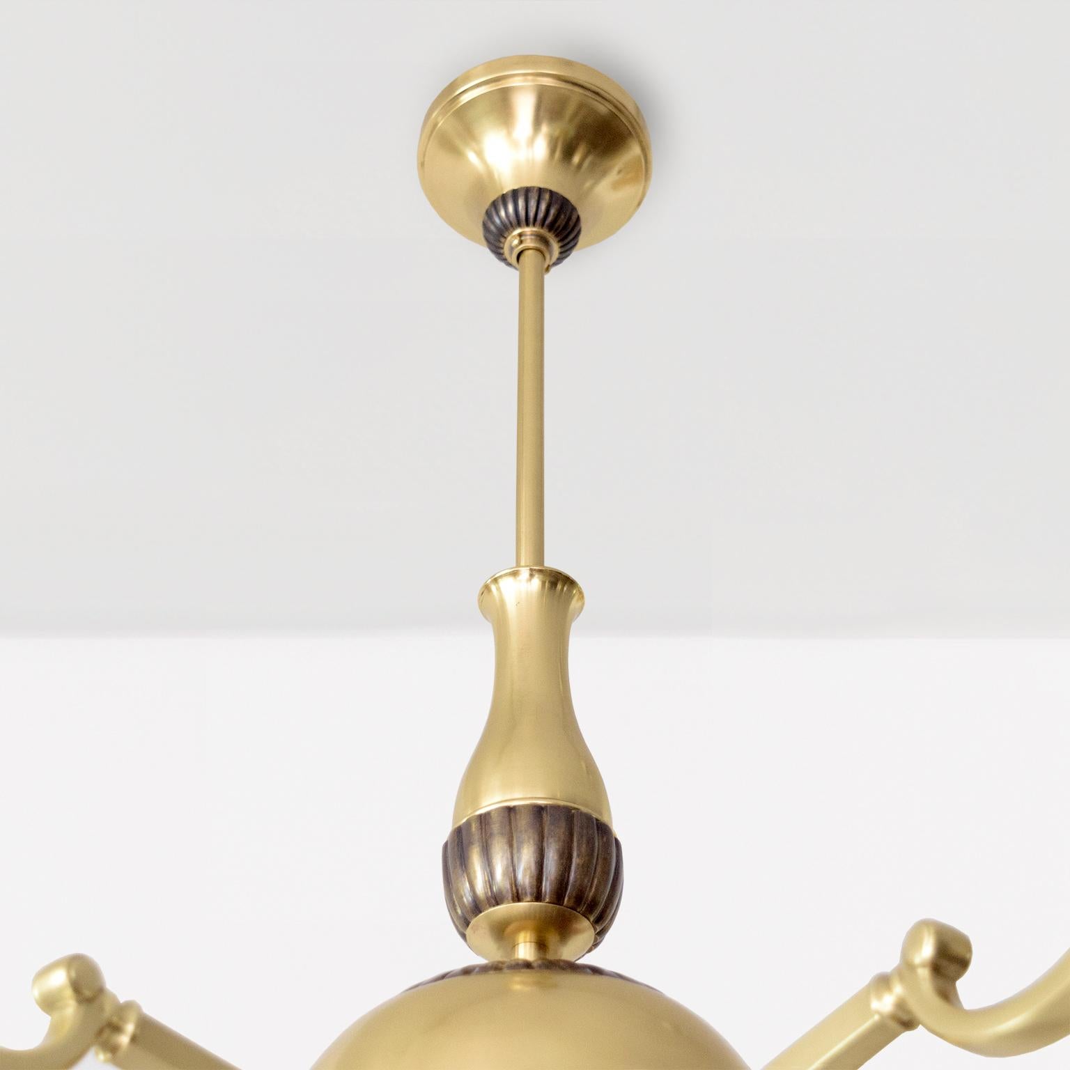 Ottone Lampadario svedese Art Deco a 5 bracci in ottone con dettagli patinati in vendita