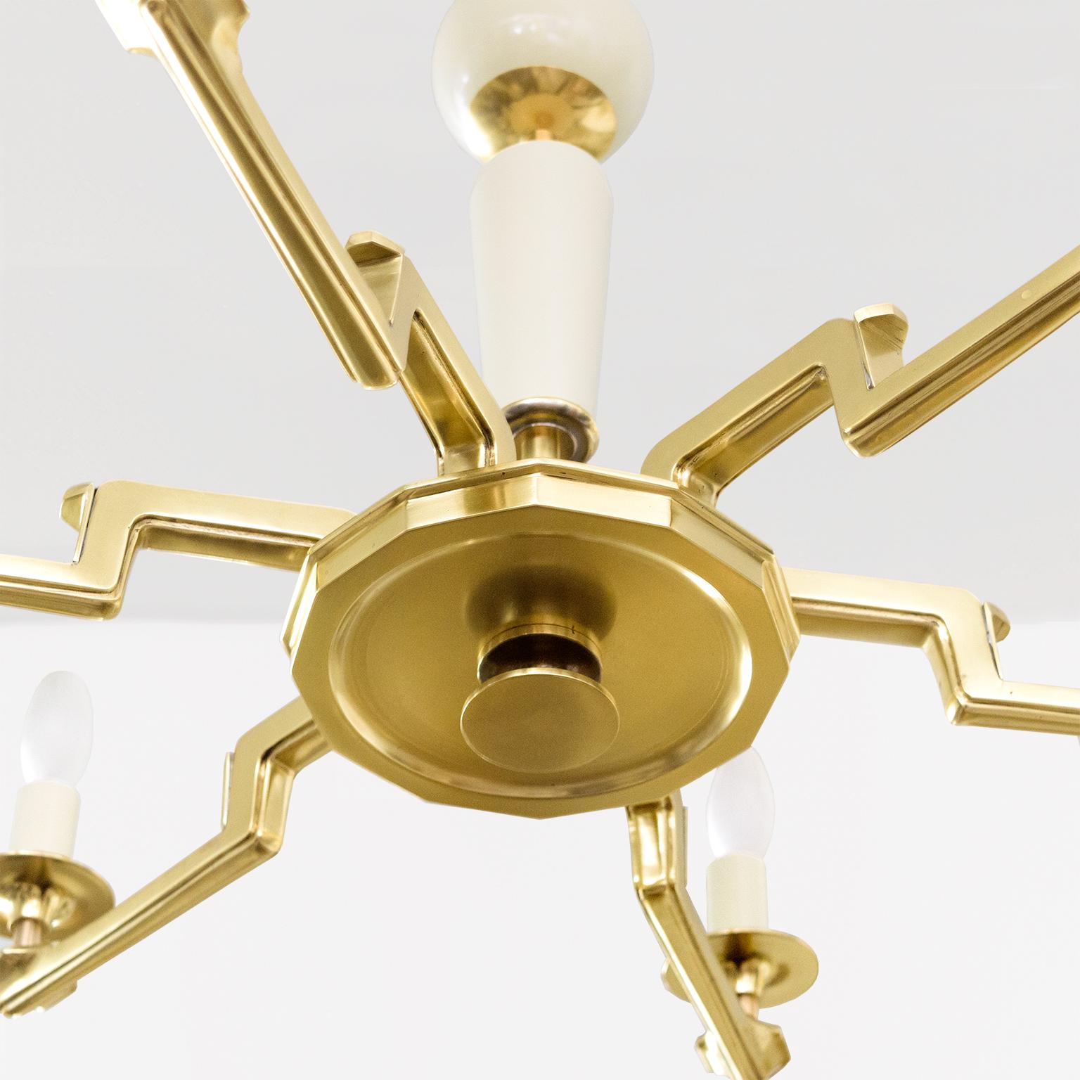 Schwedischer 6-armiger Art-Déco-Kronleuchter aus Messing und Holz. (Lackiert) im Angebot