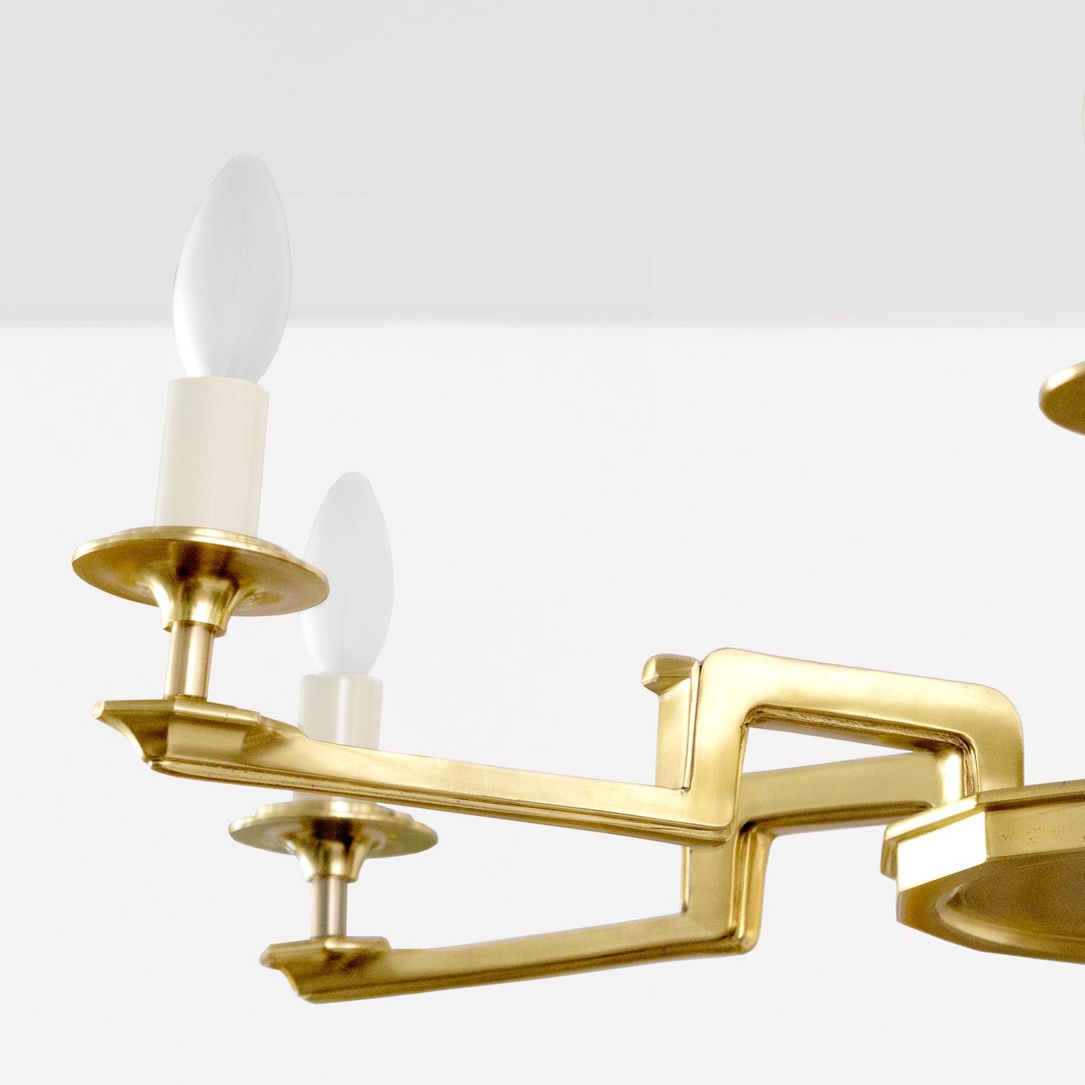 Schwedischer 6-armiger Art-Déco-Kronleuchter aus Messing und Holz. (Mitte des 20. Jahrhunderts) im Angebot