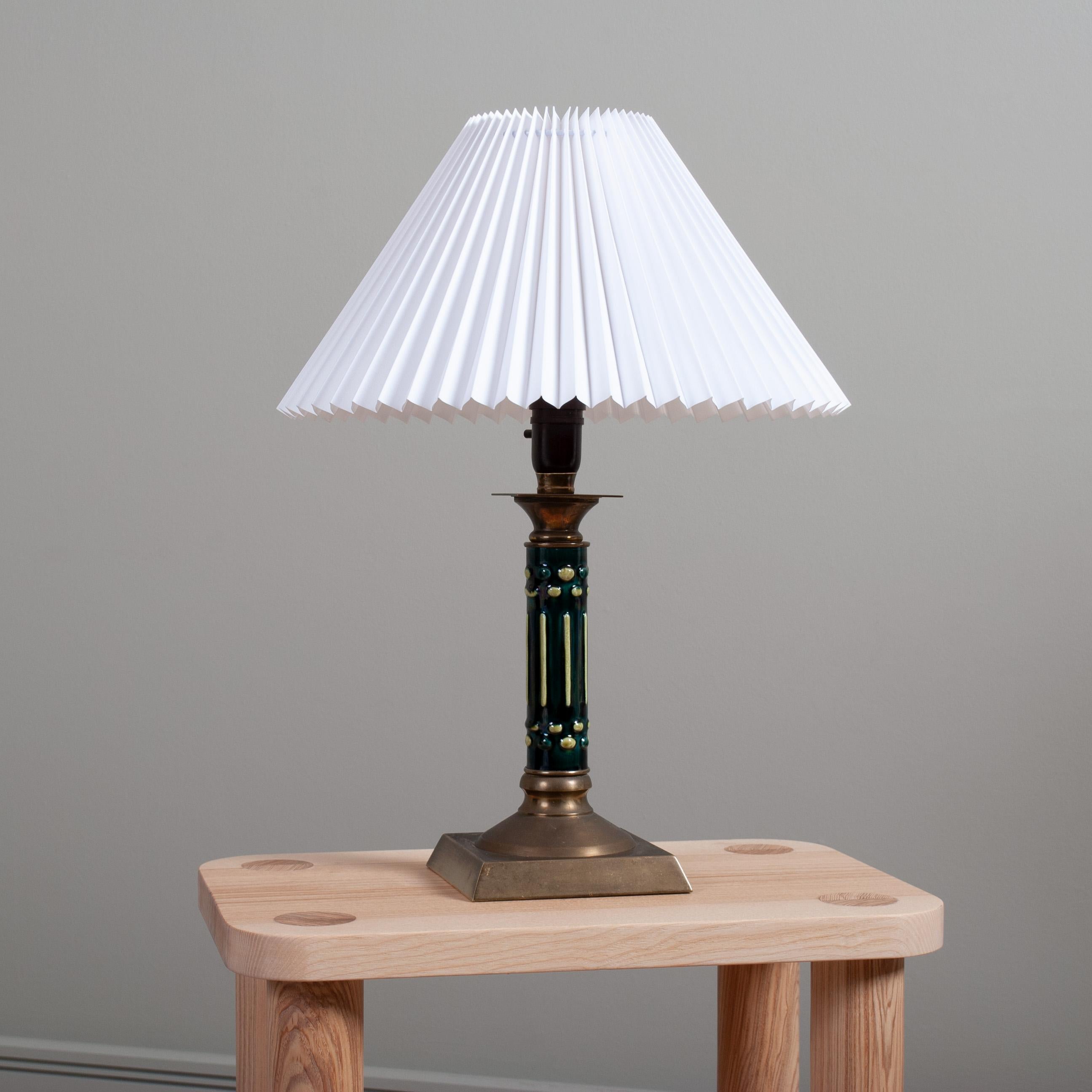 Schwedische Art Deco Lampe aus Messing und Keramik im Angebot 1