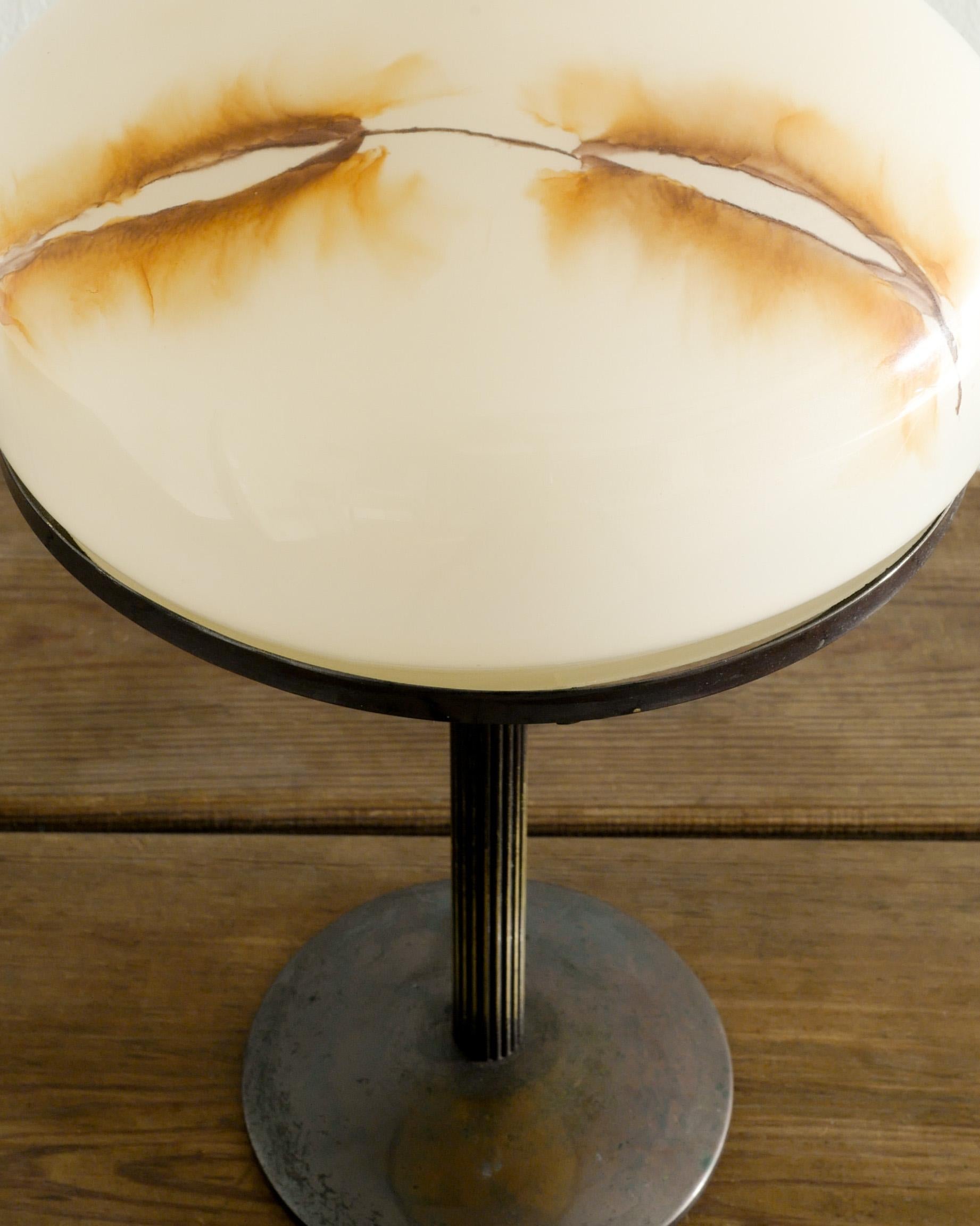 Scandinave moderne Lampe de table Art Glass en laiton de Böhlmarks avec abat-jour en verre peint années 1930 
