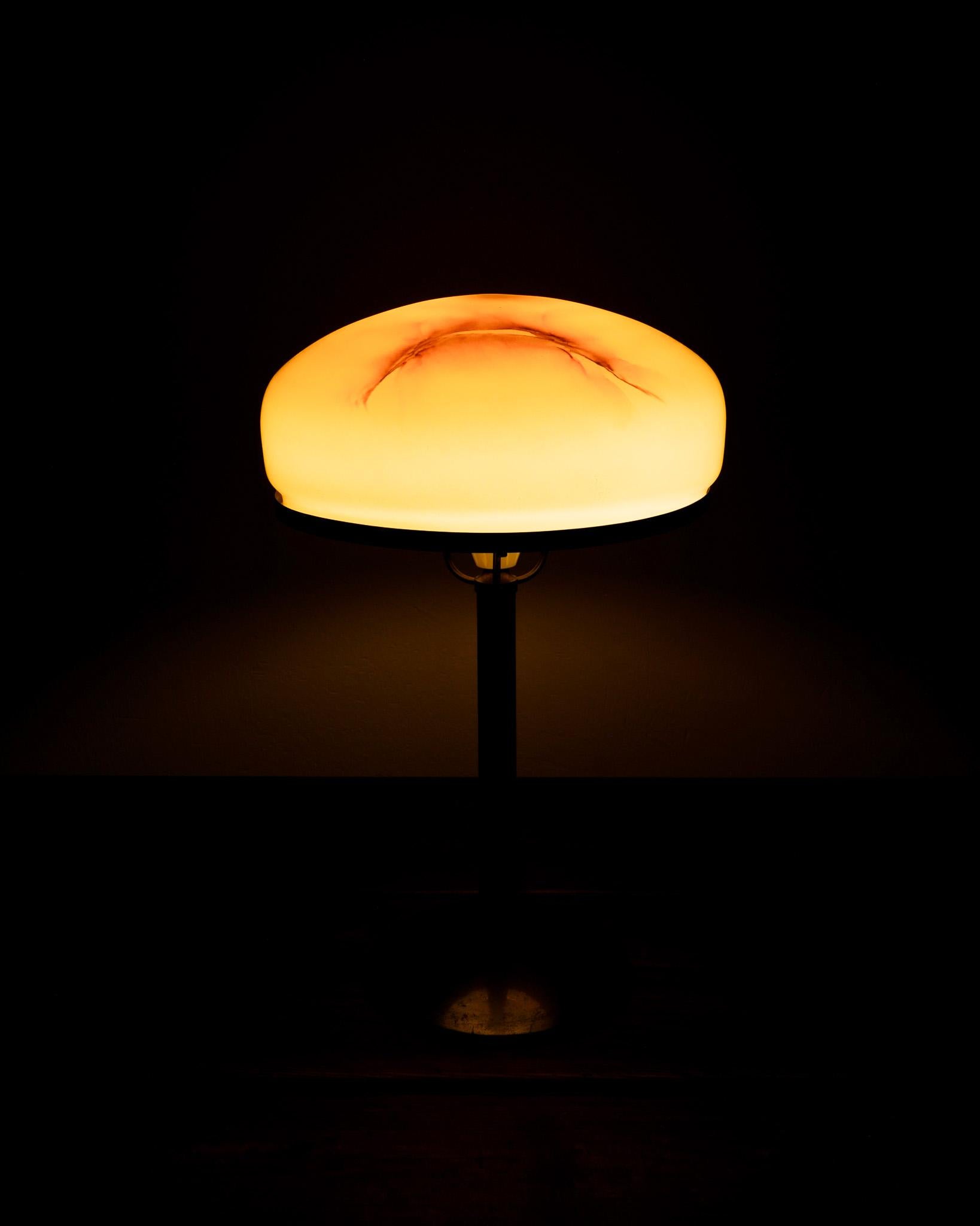 Milieu du XXe siècle Lampe de table Art Glass en laiton de Böhlmarks avec abat-jour en verre peint années 1930 
