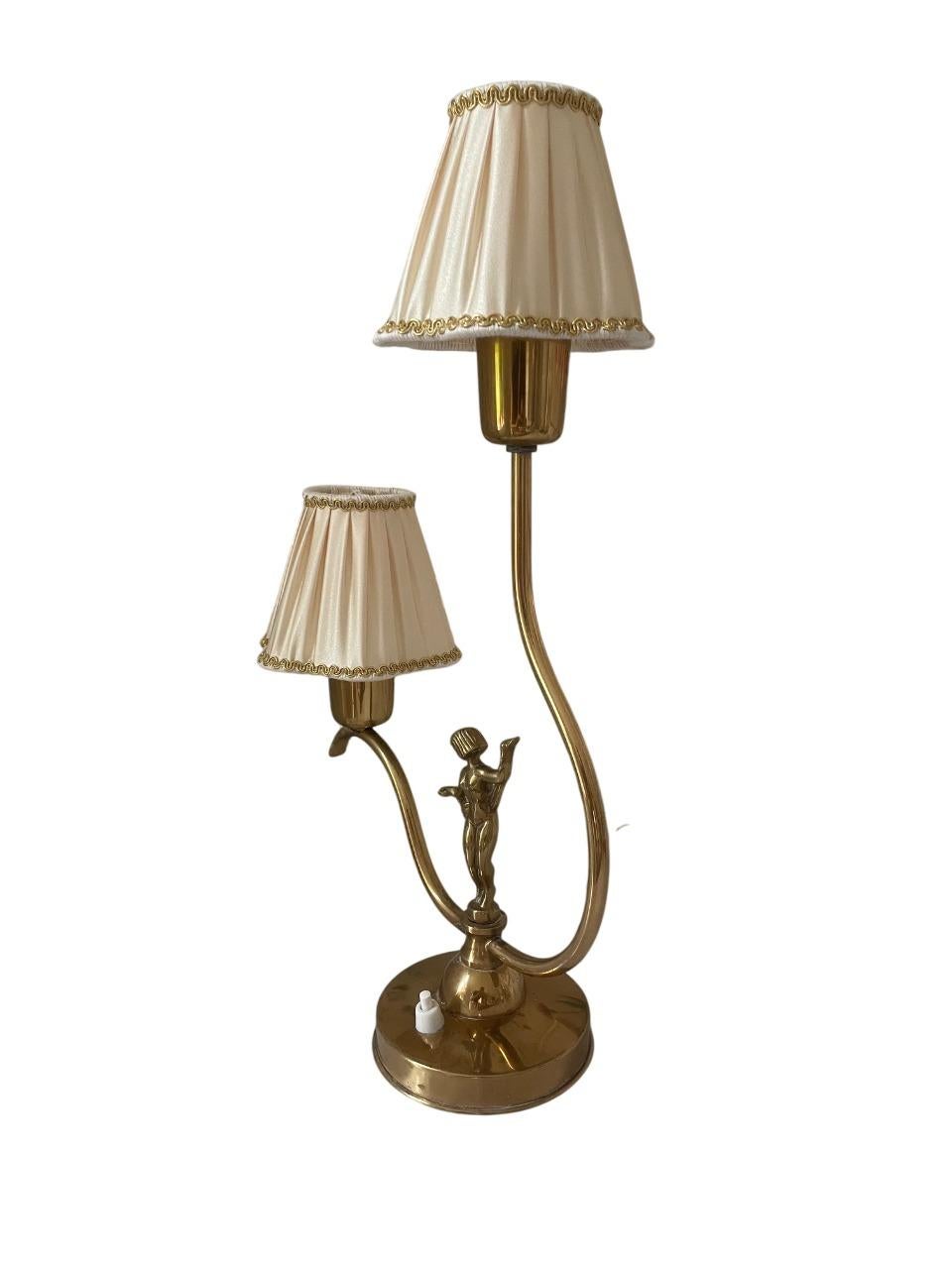 Suédois Lampe de table suédoise Art déco en laiton avec base figurative et abat-jour en soie, années 1930 en vente