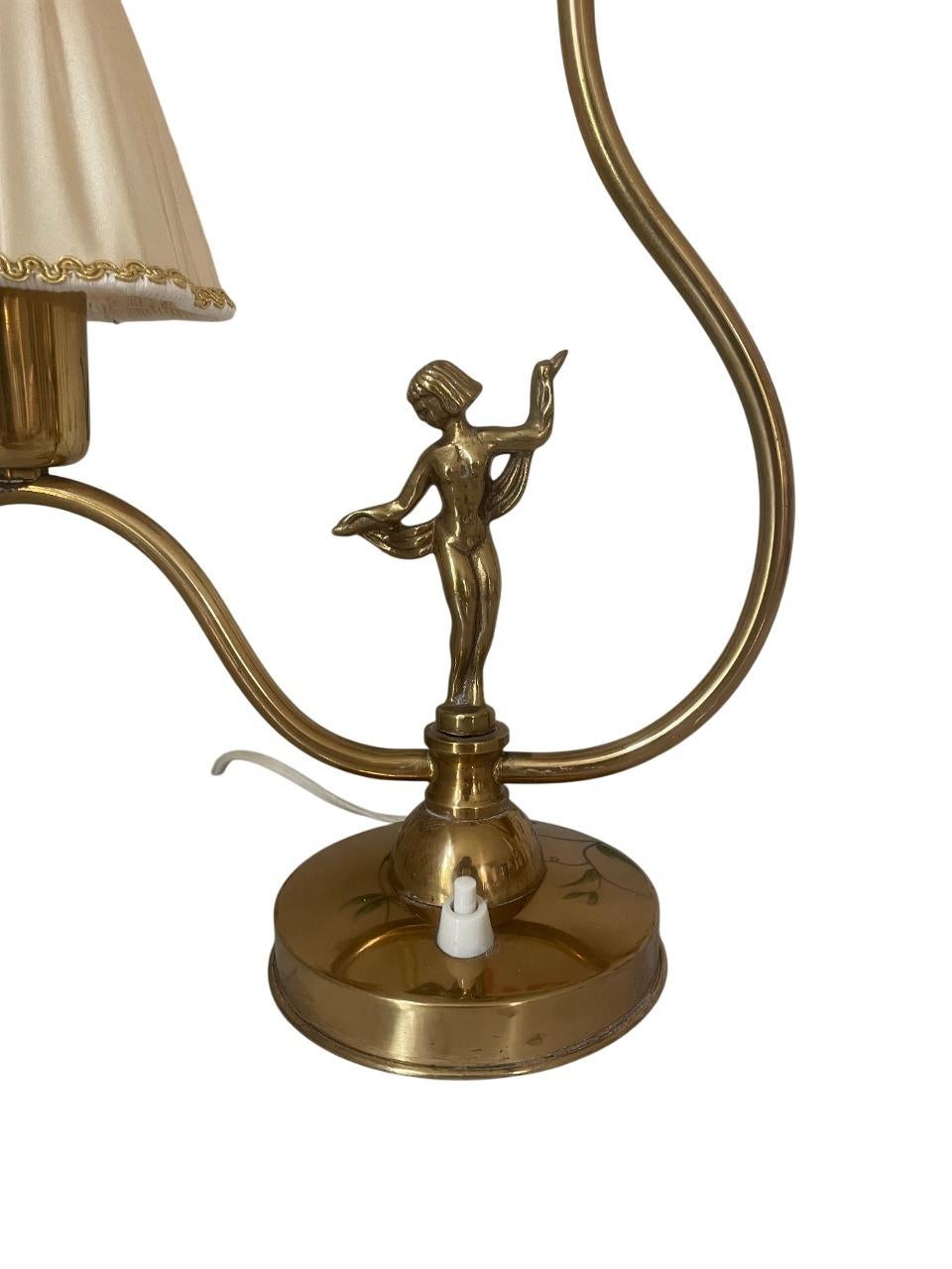Lampe de table suédoise Art déco en laiton avec base figurative et abat-jour en soie, années 1930 Bon état - En vente à Stockholm, SE