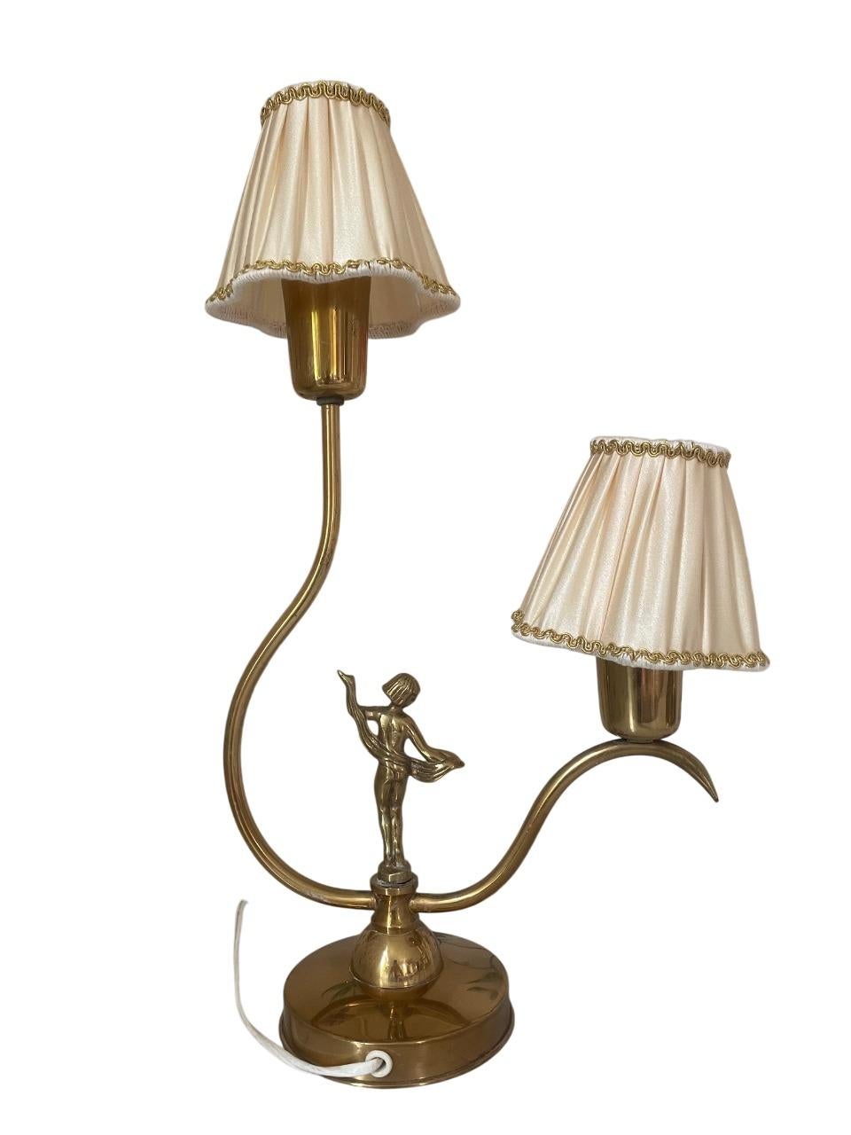 Milieu du XXe siècle Lampe de table suédoise Art déco en laiton avec base figurative et abat-jour en soie, années 1930 en vente