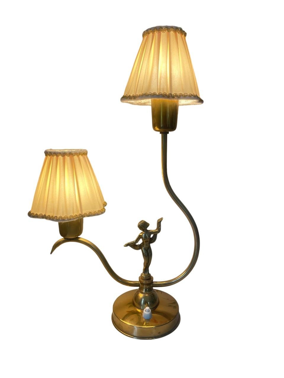 Laiton Lampe de table suédoise Art déco en laiton avec base figurative et abat-jour en soie, années 1930 en vente