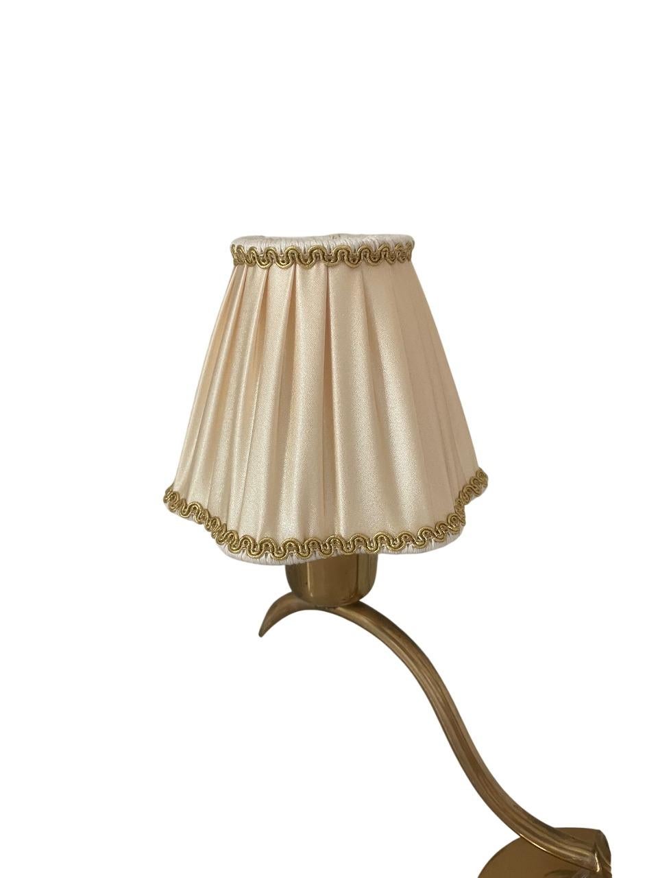 Lampe de table suédoise Art déco en laiton avec base figurative et abat-jour en soie, années 1930 en vente 1