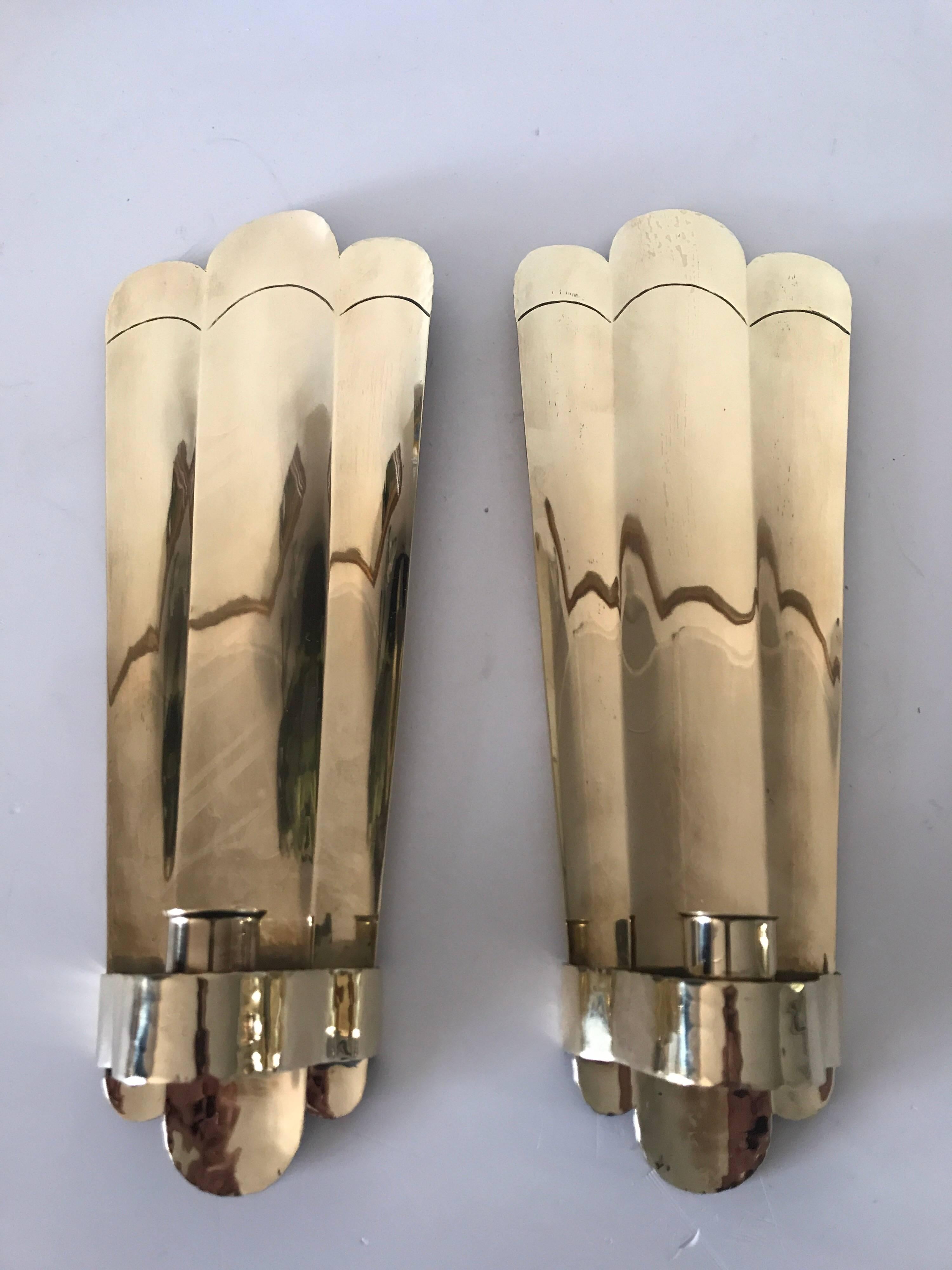 Swedish Art Deco brass wall sconces or wall candleholders by C & N Svängsta.
A nice pair of polished brass candle holders, partly hammered pattern to the top and the bottom part. They measure 34.5 cm in height, the top part is 13 cm wide, the base