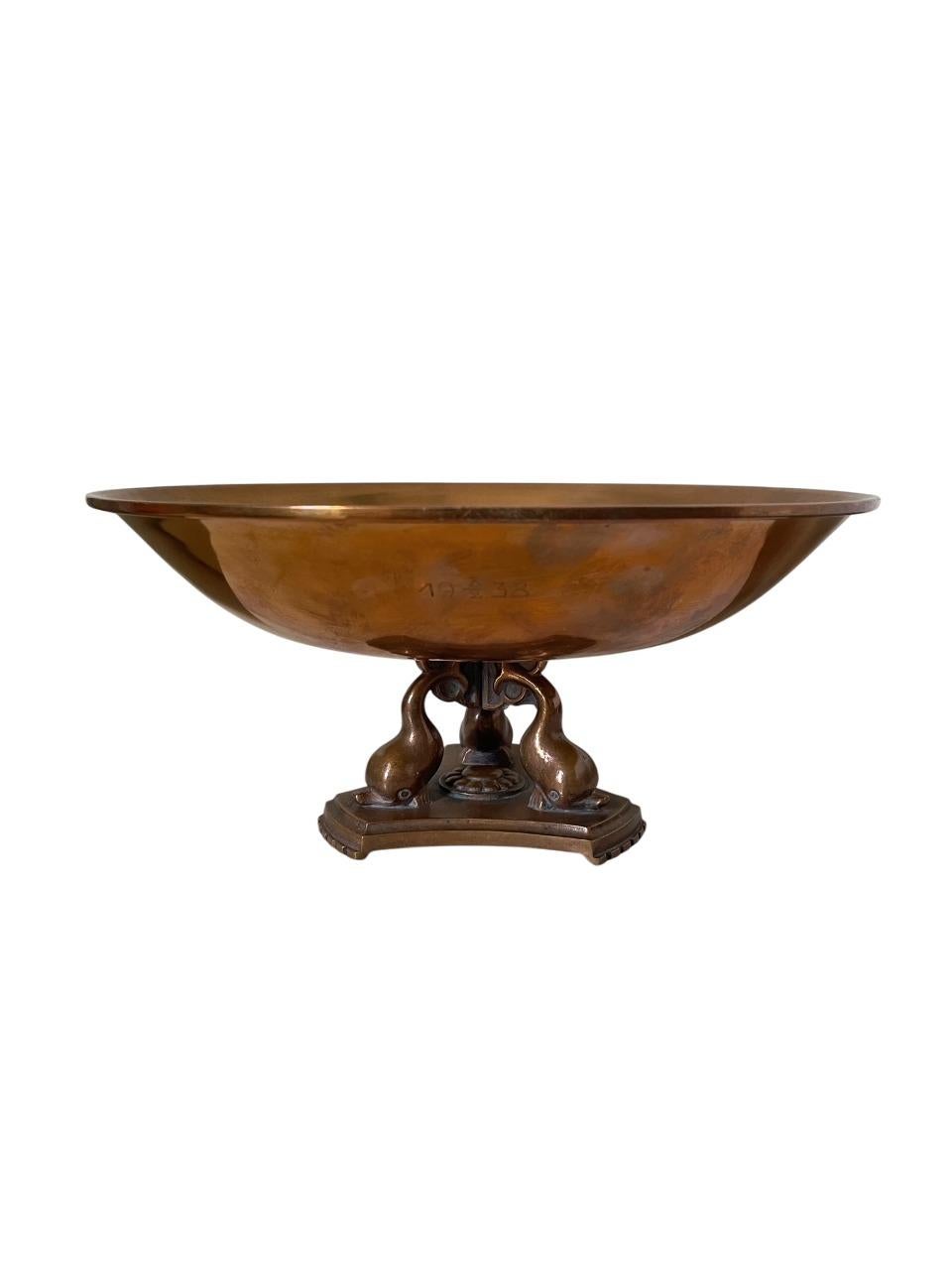 Preciosa pieza central de bronce pulido macizo y base escultórica de delfines de Nordiska Juvelktieboaget. 
Estampado: ''NJ - Auténtico bronce sueco''

Ponte en contacto con nosotros para cualquier pregunta.