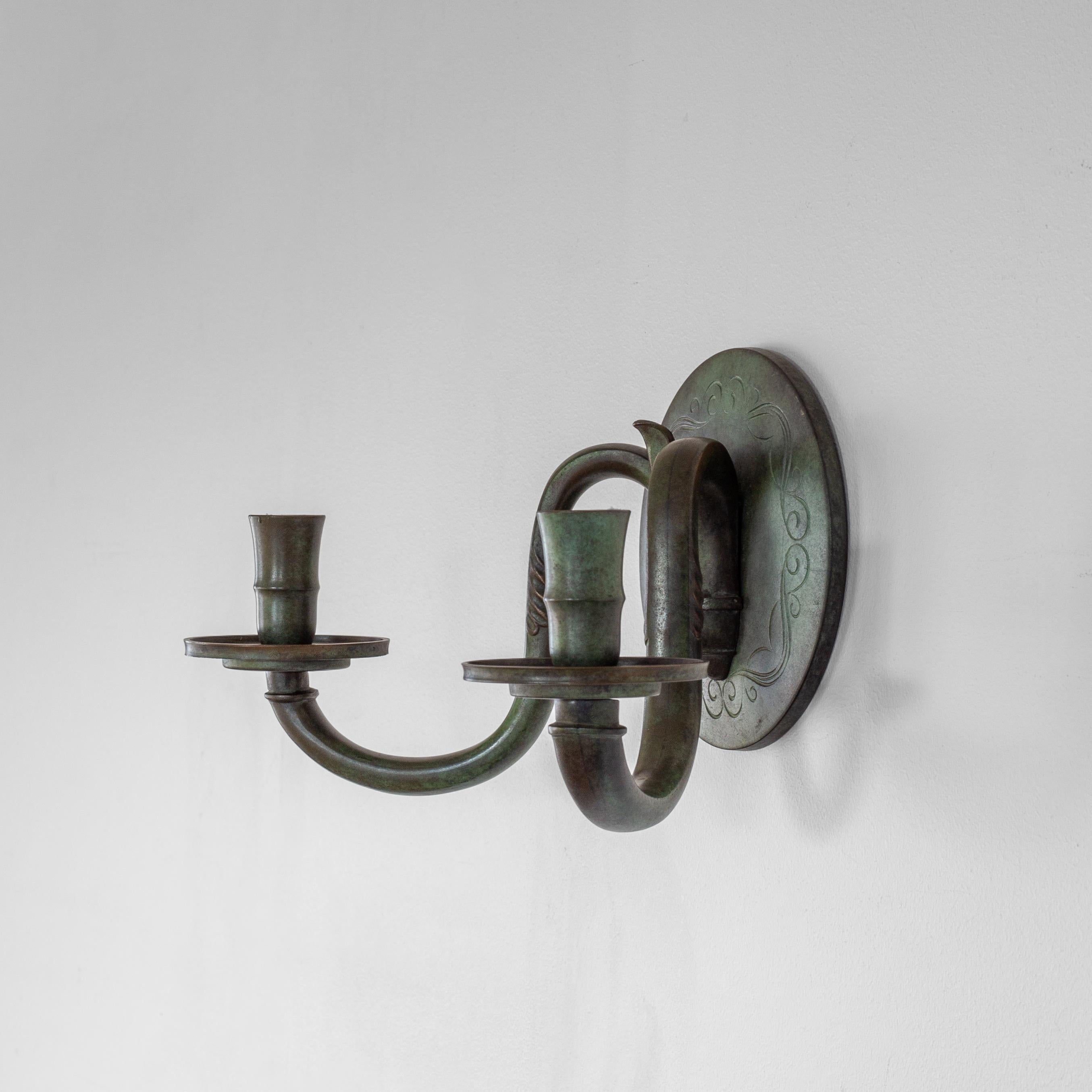Svedese Applique svedese a doppio braccio in bronzo Art Déco con patina verde, circa 1930 in vendita