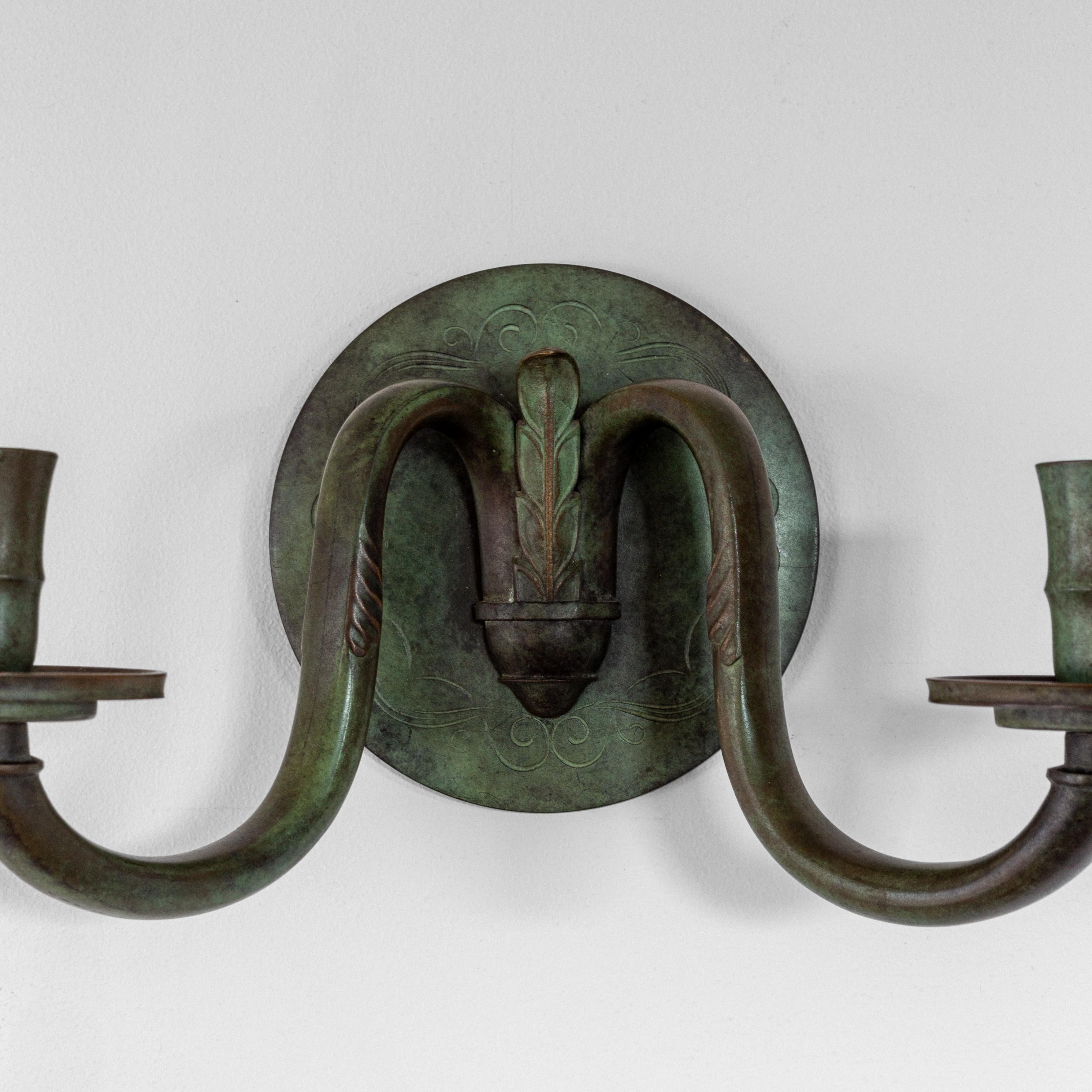 Applique svedese a doppio braccio in bronzo Art Déco con patina verde, circa 1930 In condizioni buone in vendita a Stockholm, SE