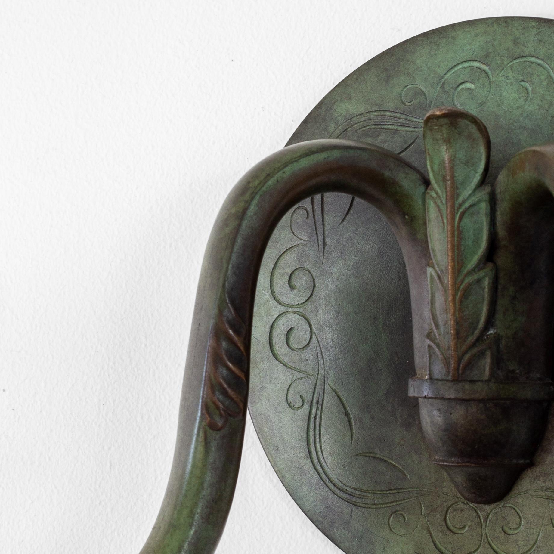 Metà XX secolo Applique svedese a doppio braccio in bronzo Art Déco con patina verde, circa 1930 in vendita